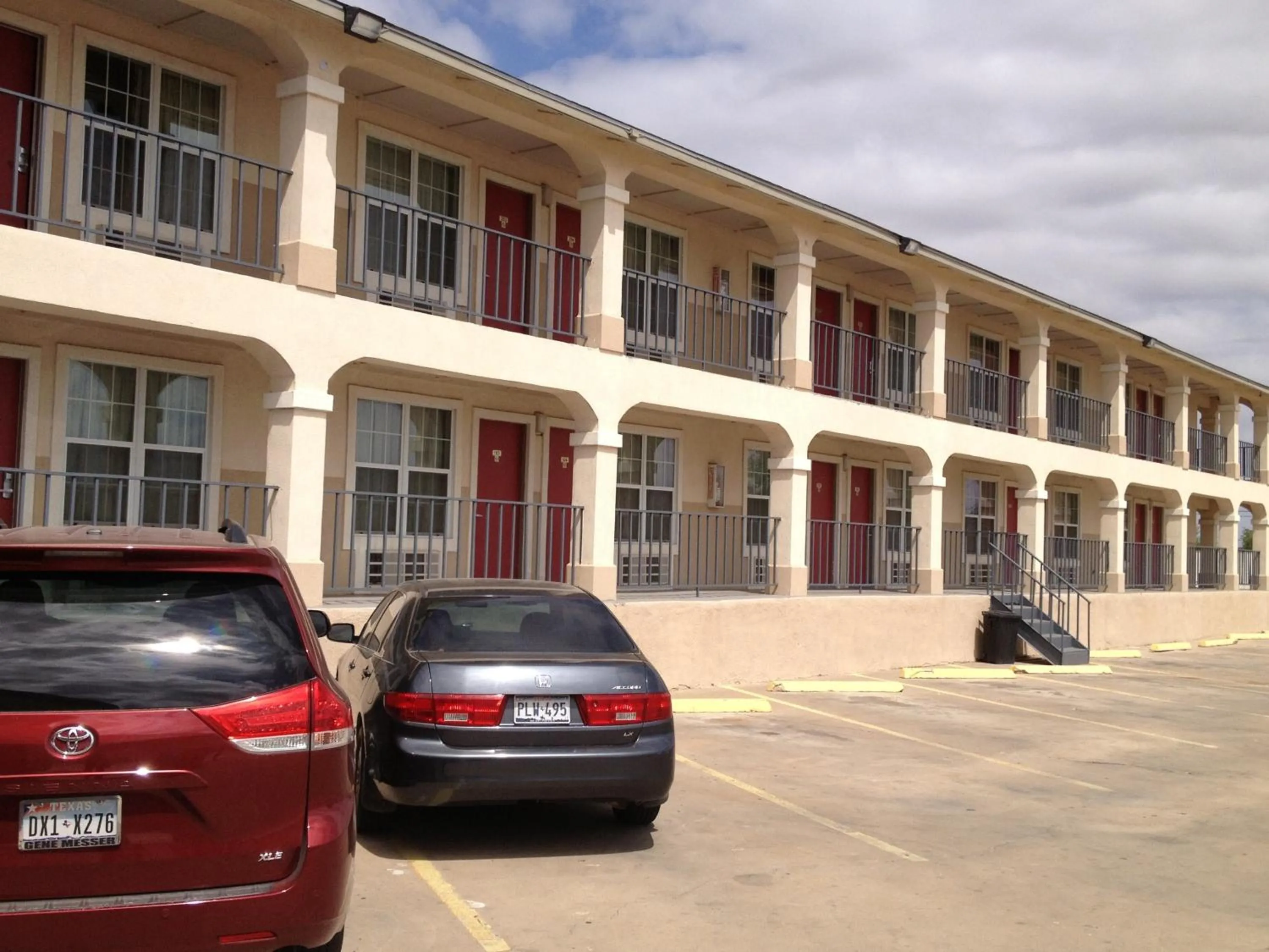 Facade/entrance in Villa West Inn