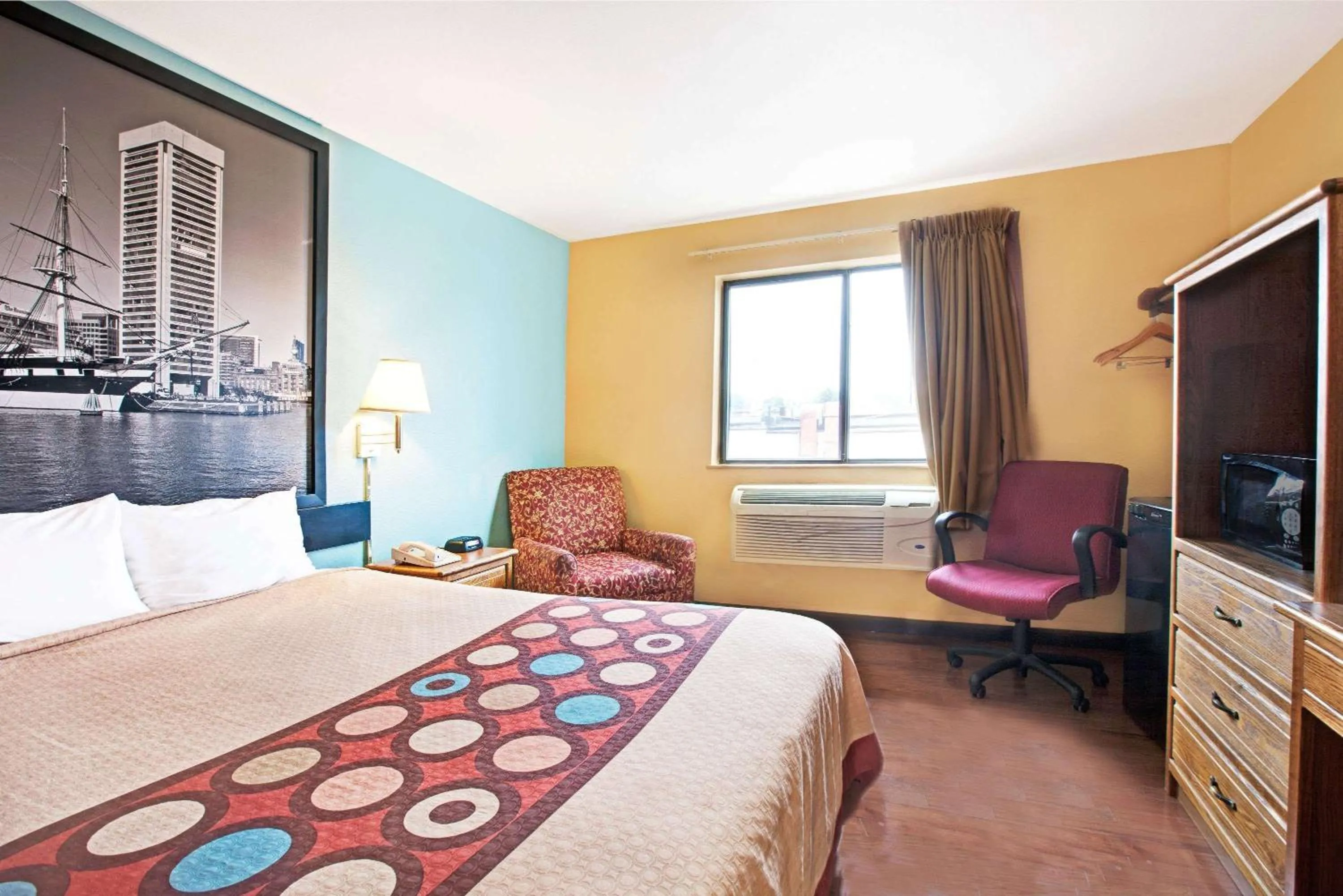 Photo of the whole room, Bed in Super 8 by Wyndham Baltimore/Essex Area