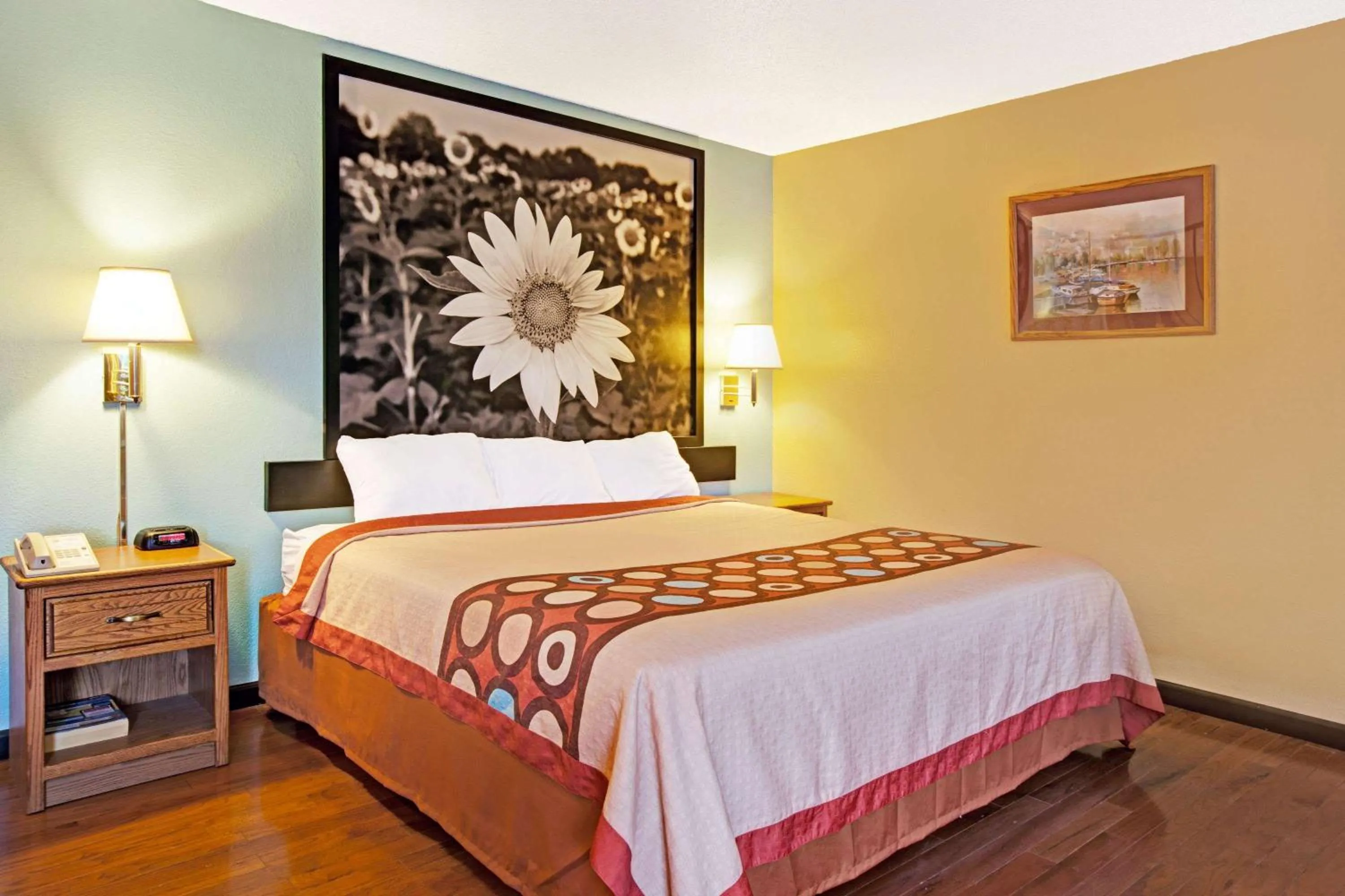 Photo of the whole room, Bed in Super 8 by Wyndham Baltimore/Essex Area