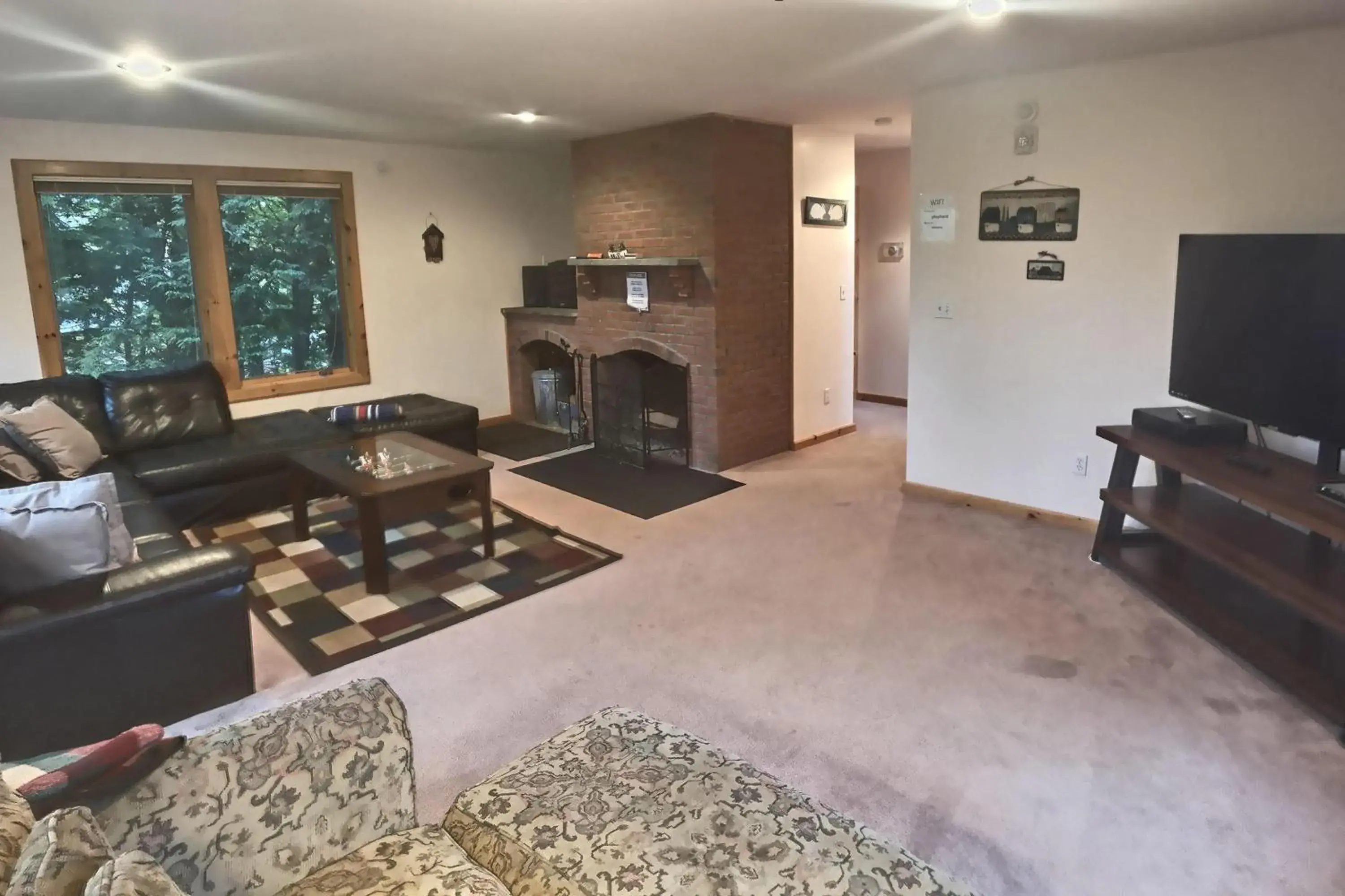 Three-Bedroom Deluxe Suite - single occupancy in Mountain Sports Inn Three-Bedroom Deluxe Suite - single occupancy in Mountain Sports Inn