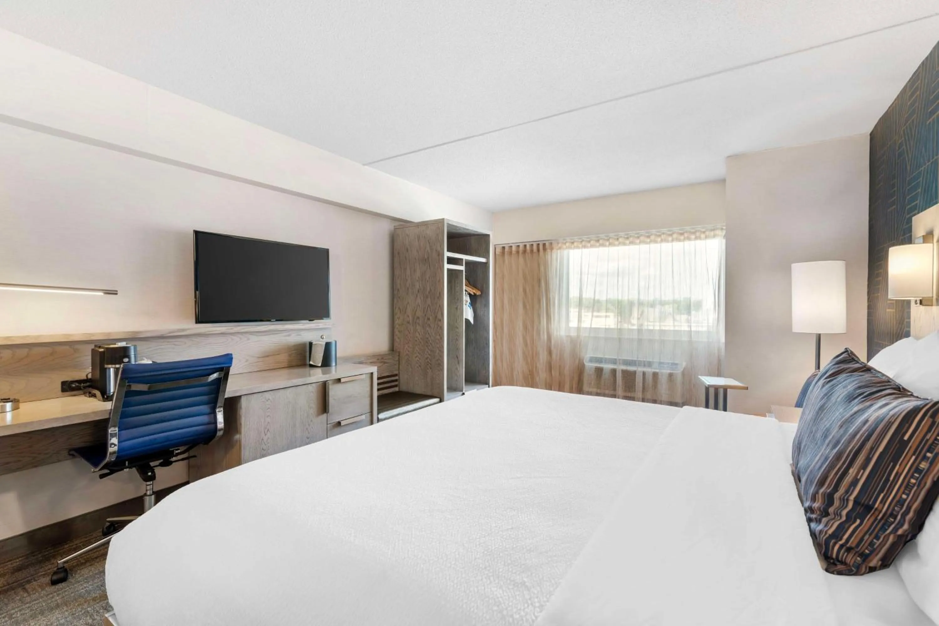 Bedroom, Bed in Best Western Plus Landmark Inn