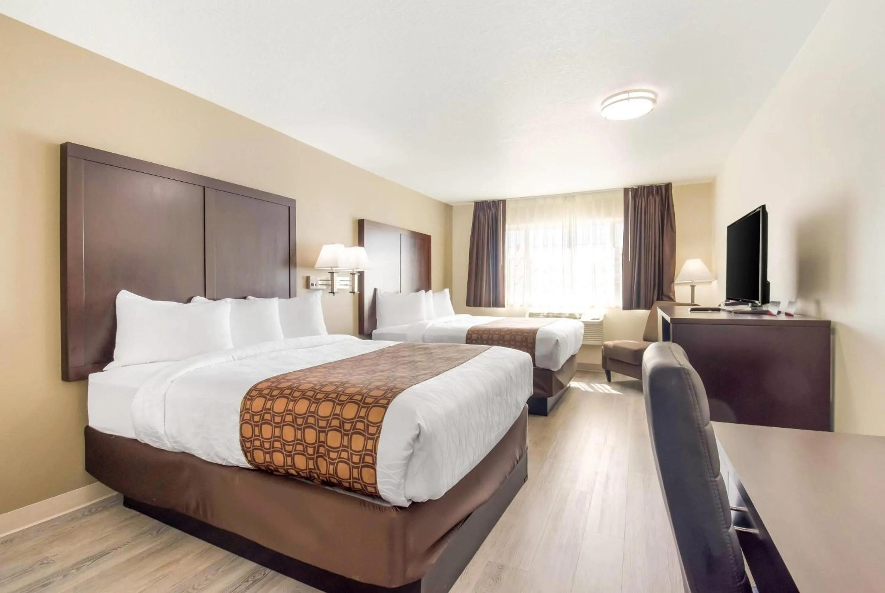 Bedroom, Bed in Econo Lodge Umatilla Columbia River Area