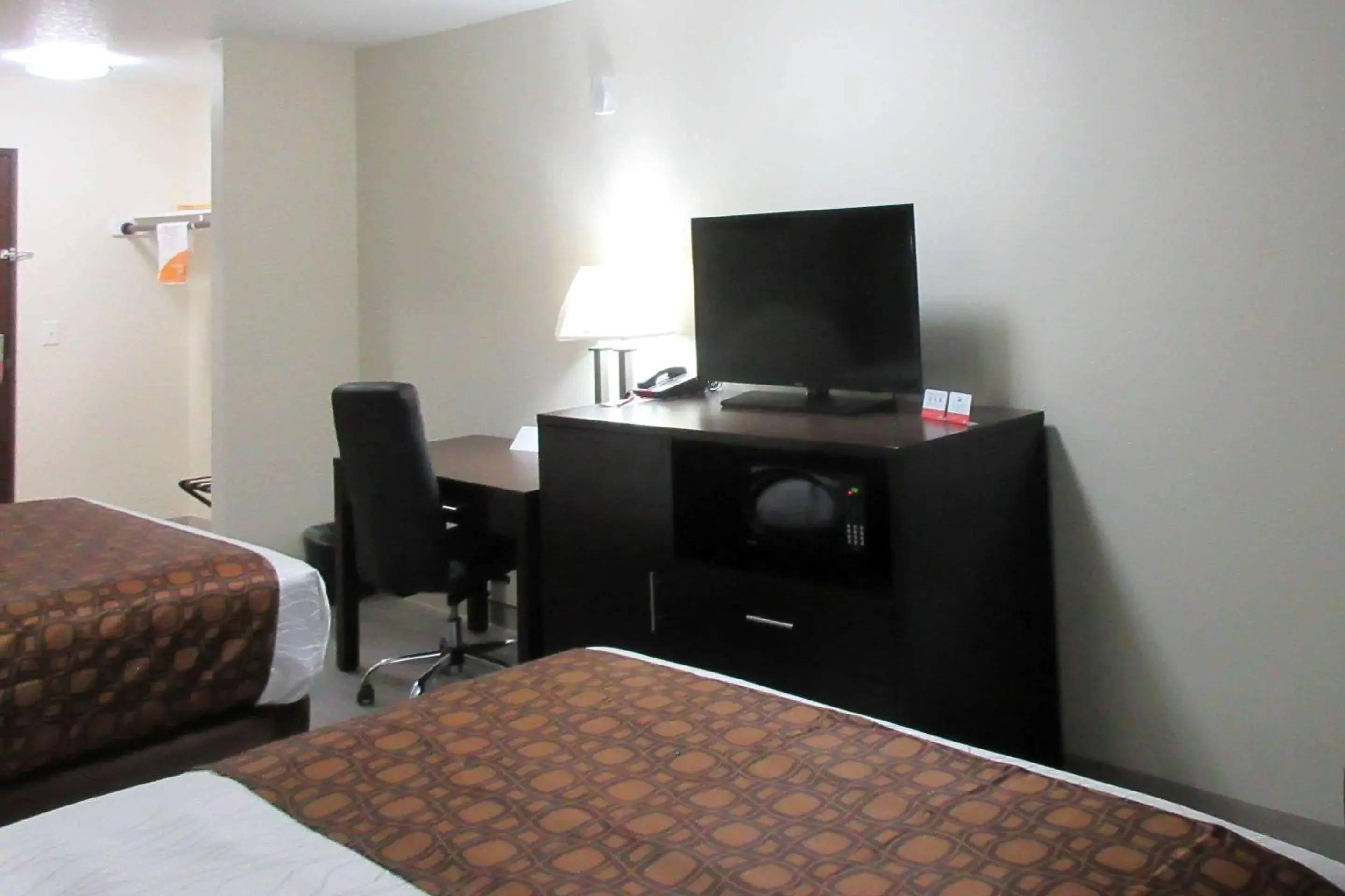 Photo of the whole room, Bed in Econo Lodge Umatilla Columbia River Area Photo of the whole room, Bed in Econo Lodge Umatilla Columbia River Area