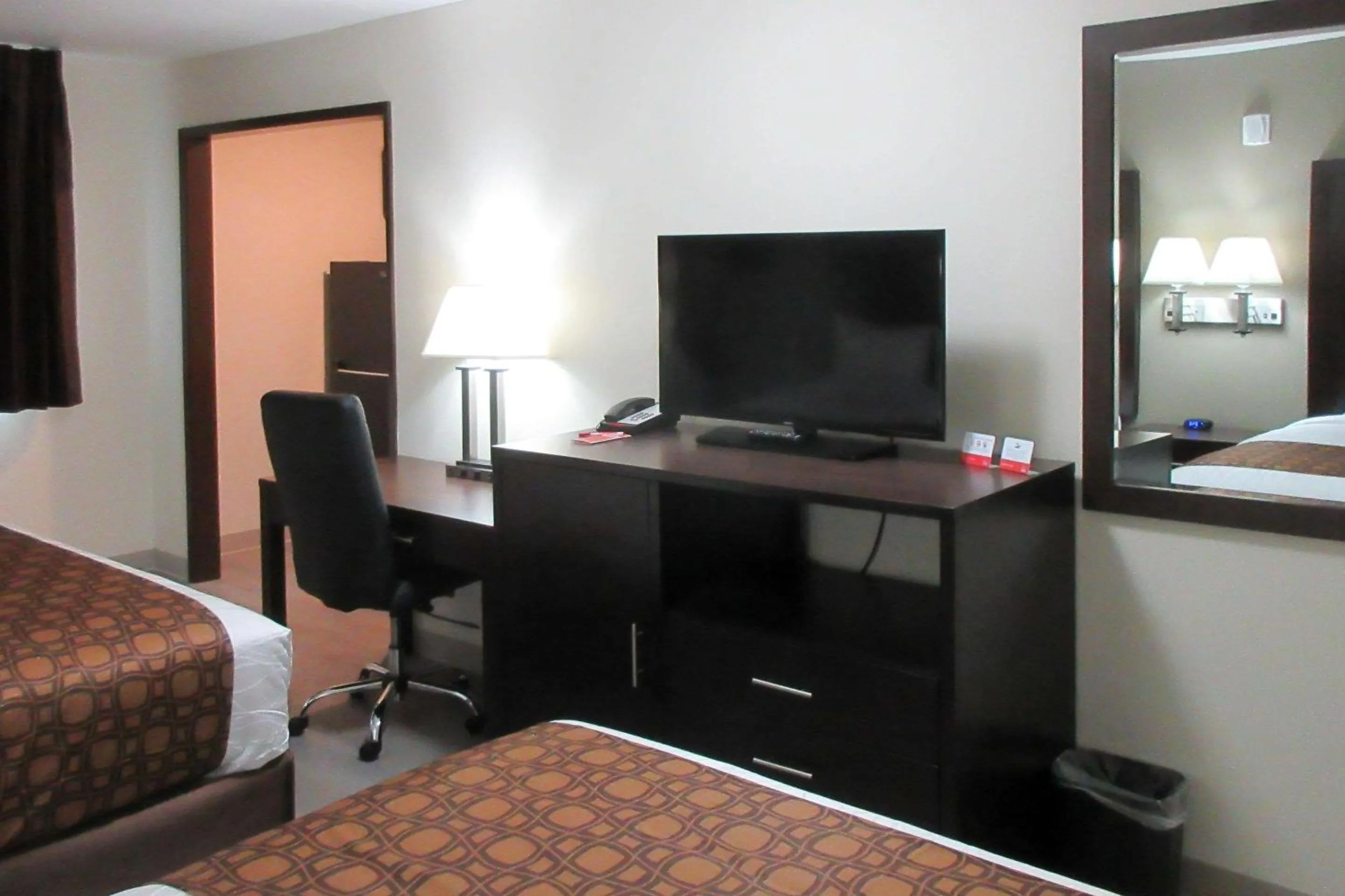 Photo of the whole room, Bed in Econo Lodge Umatilla Columbia River Area