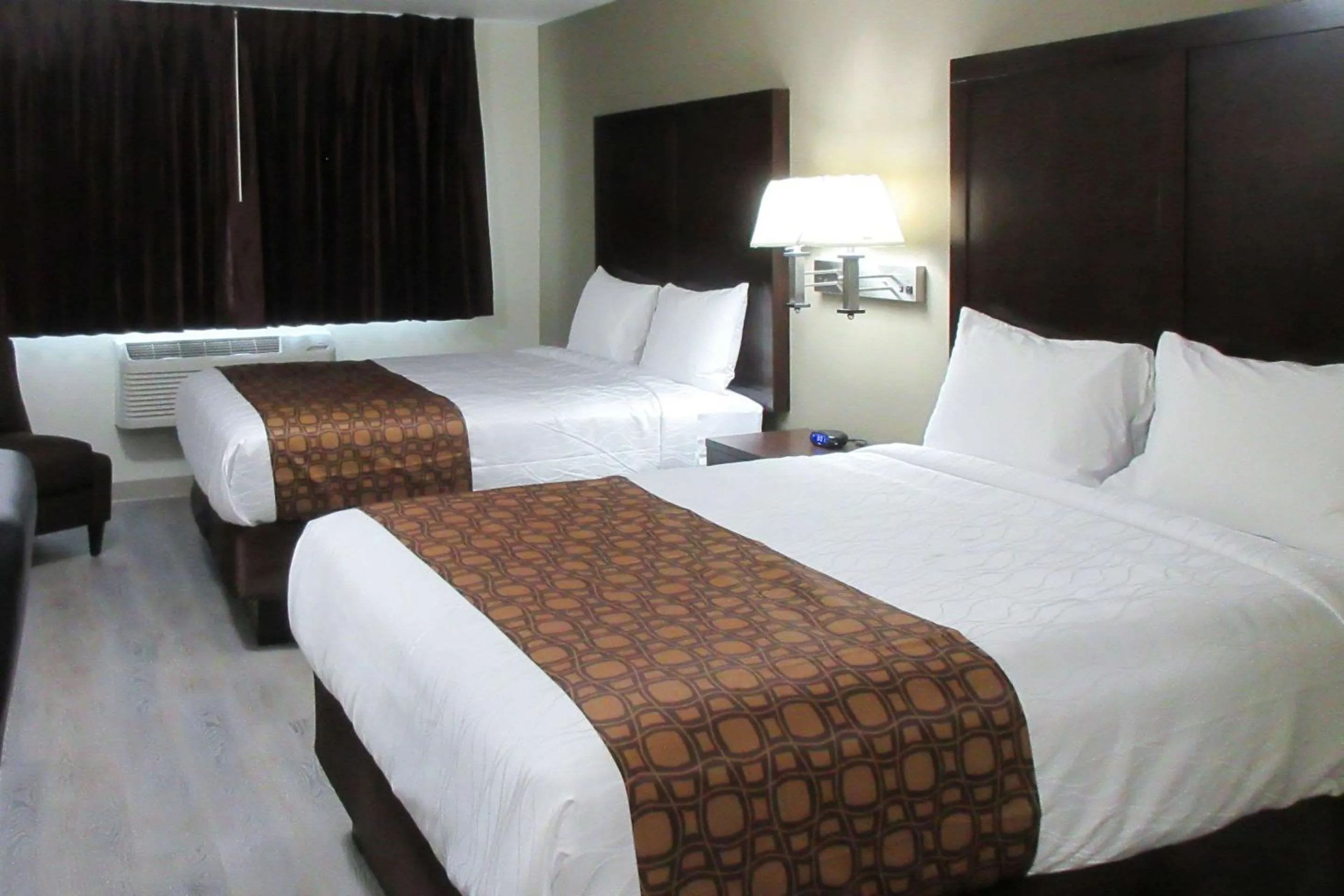 Photo of the whole room, Bed in Econo Lodge Umatilla Columbia River Area