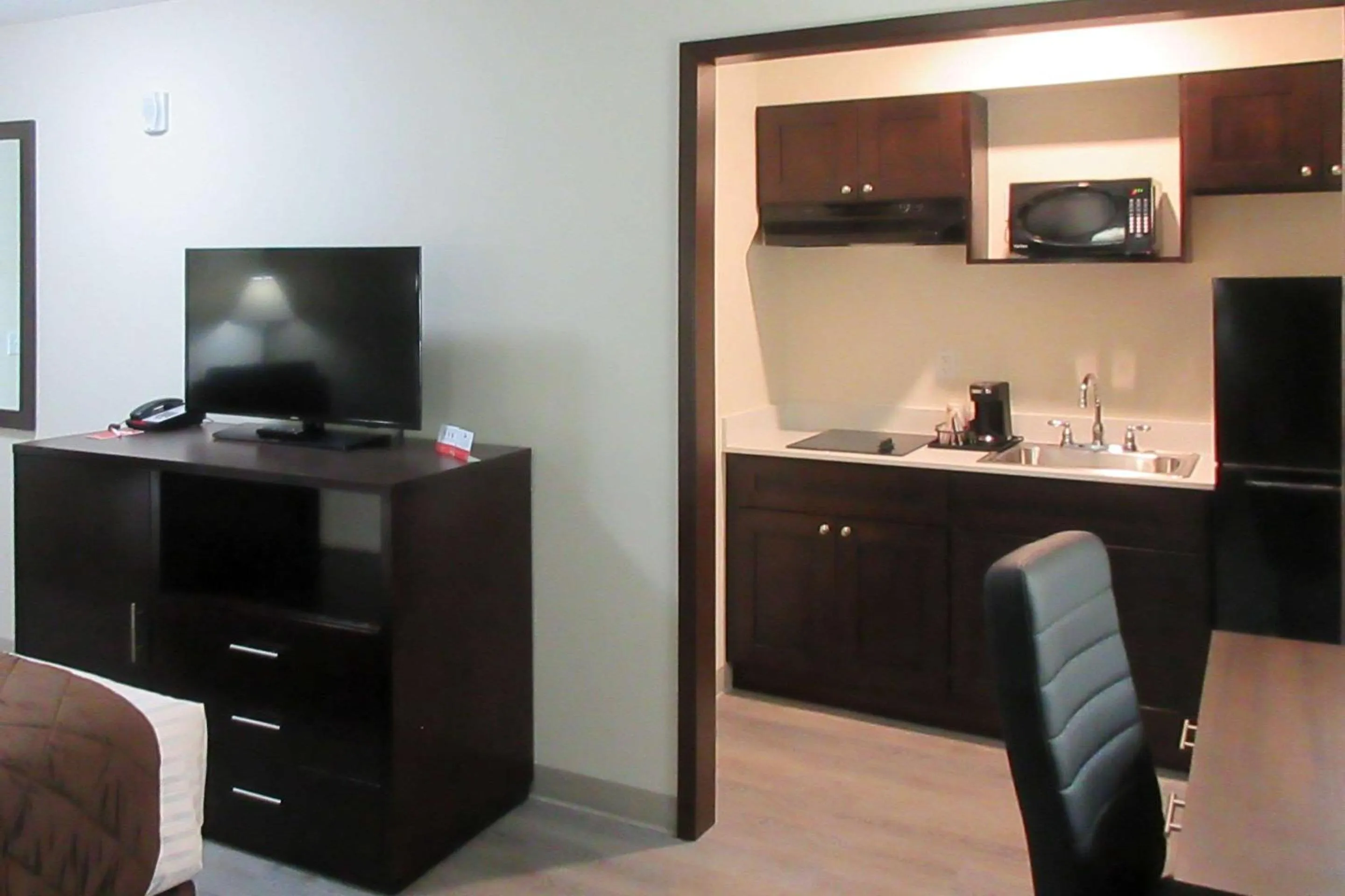 Photo of the whole room in Econo Lodge Umatilla Columbia River Area