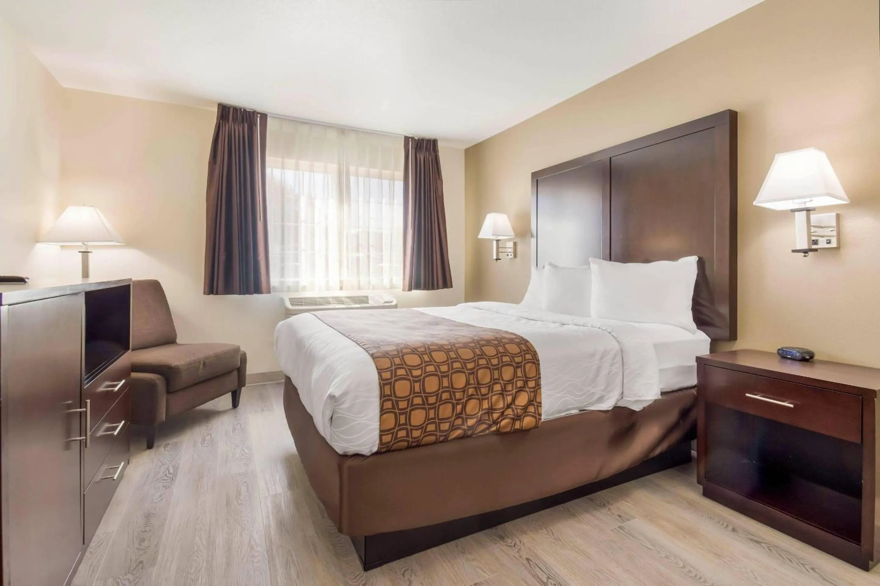 Bedroom, Bed in Econo Lodge Umatilla Columbia River Area