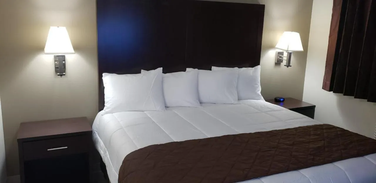 Bed in Econo Lodge Umatilla Columbia River Area