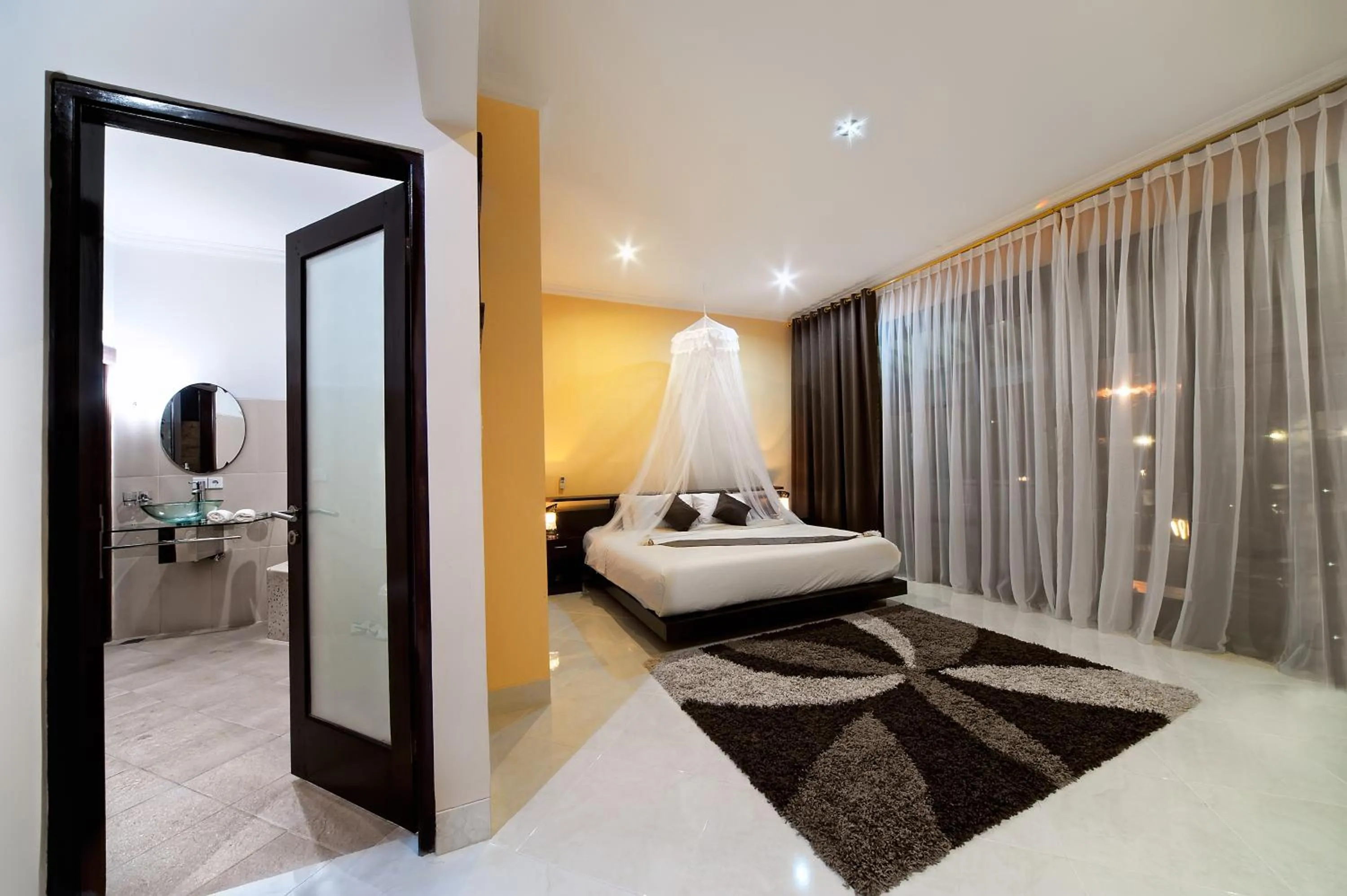 Bathroom, Bed in Rossa Garden Hotel