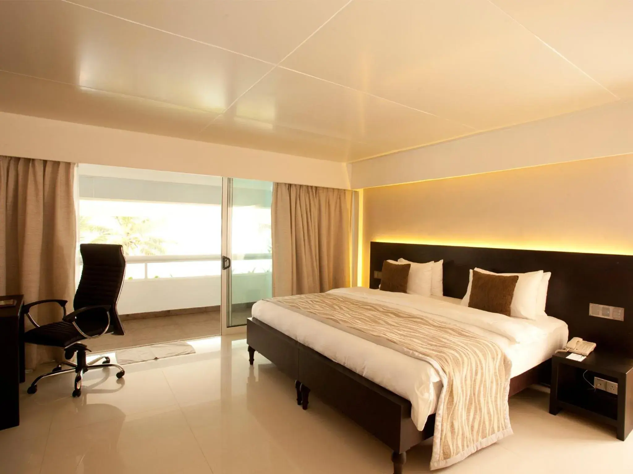 Coffee/tea facilities, Bed in Mount Lavinia Hotel Coffee/tea facilities, Bed in Mount Lavinia Hotel