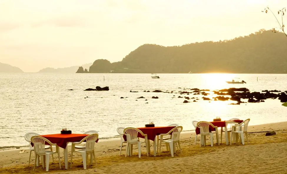 Restaurant/places to eat in Makathanee Resort