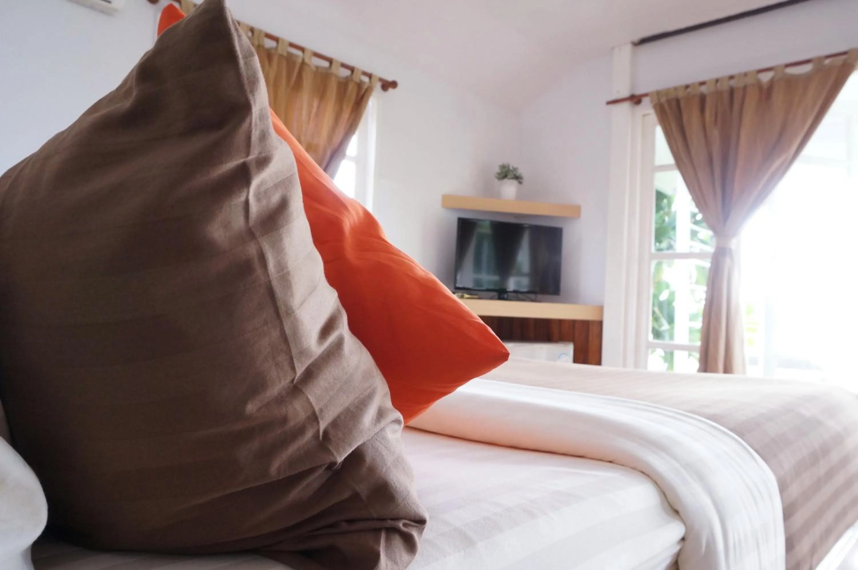 Photo of the whole room, Bed in Makathanee Resort