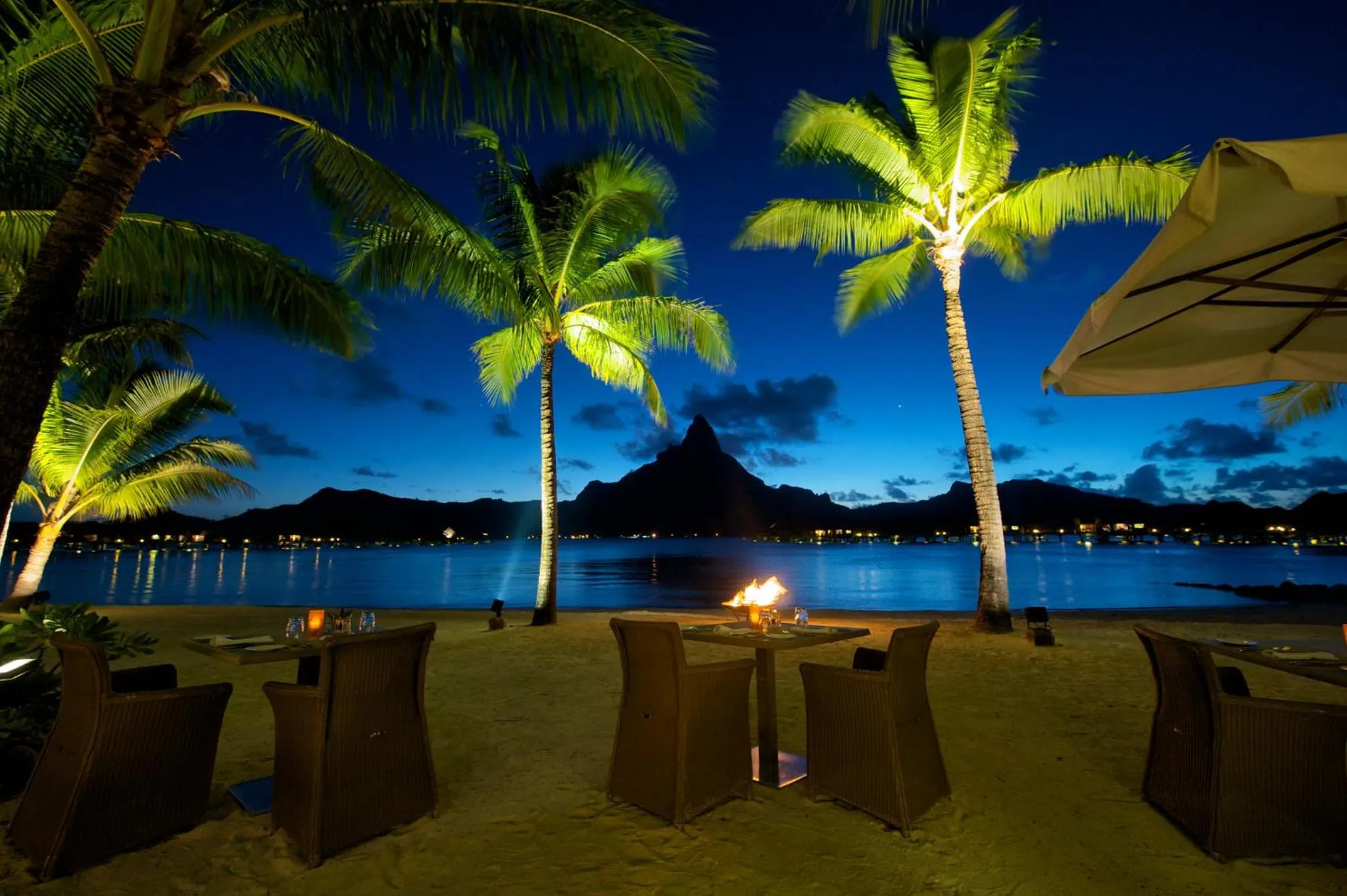 Lounge or bar in InterContinental Bora Bora & Thalasso Spa by IHG