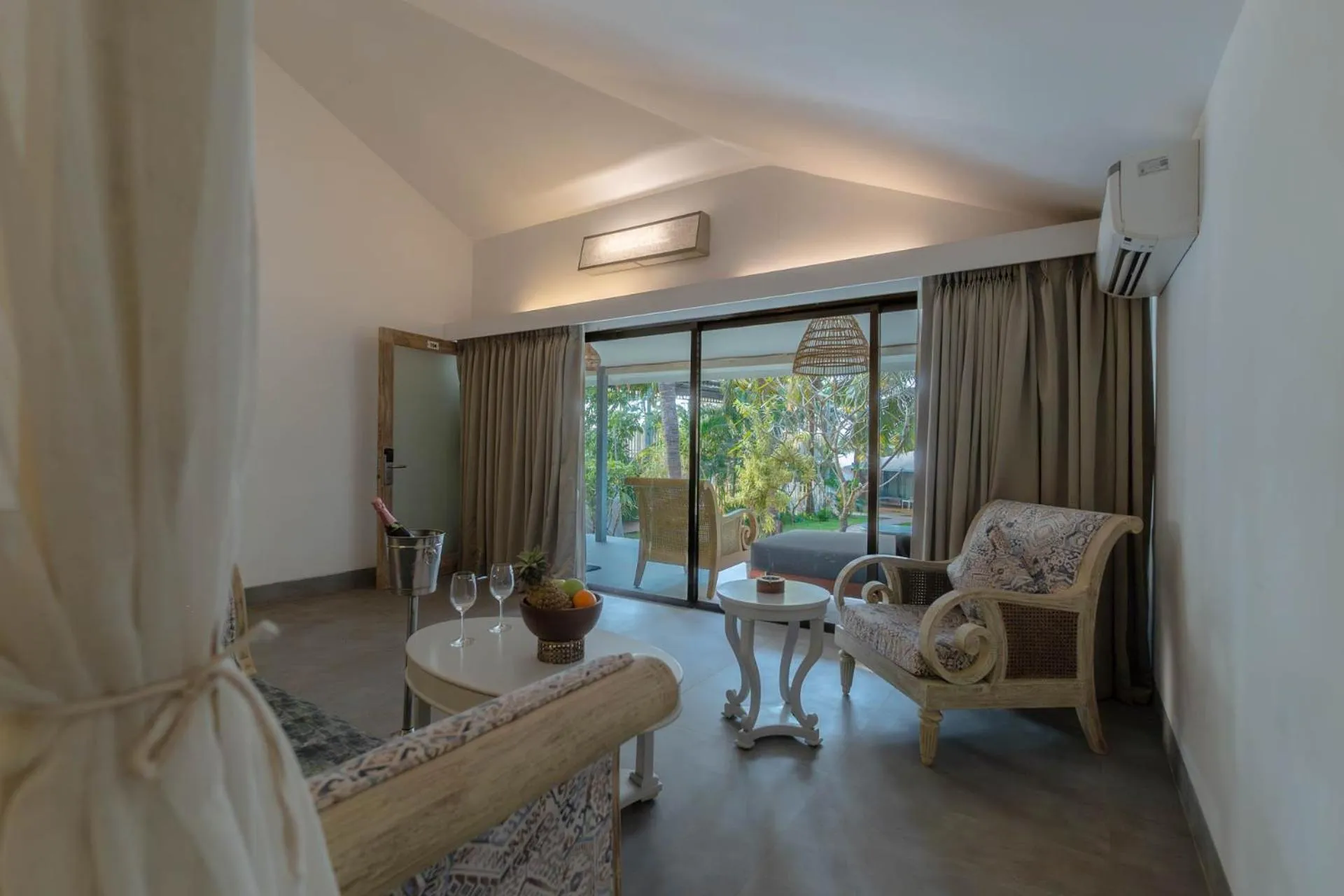 Bedroom, Bed in Marbela Beach Resort