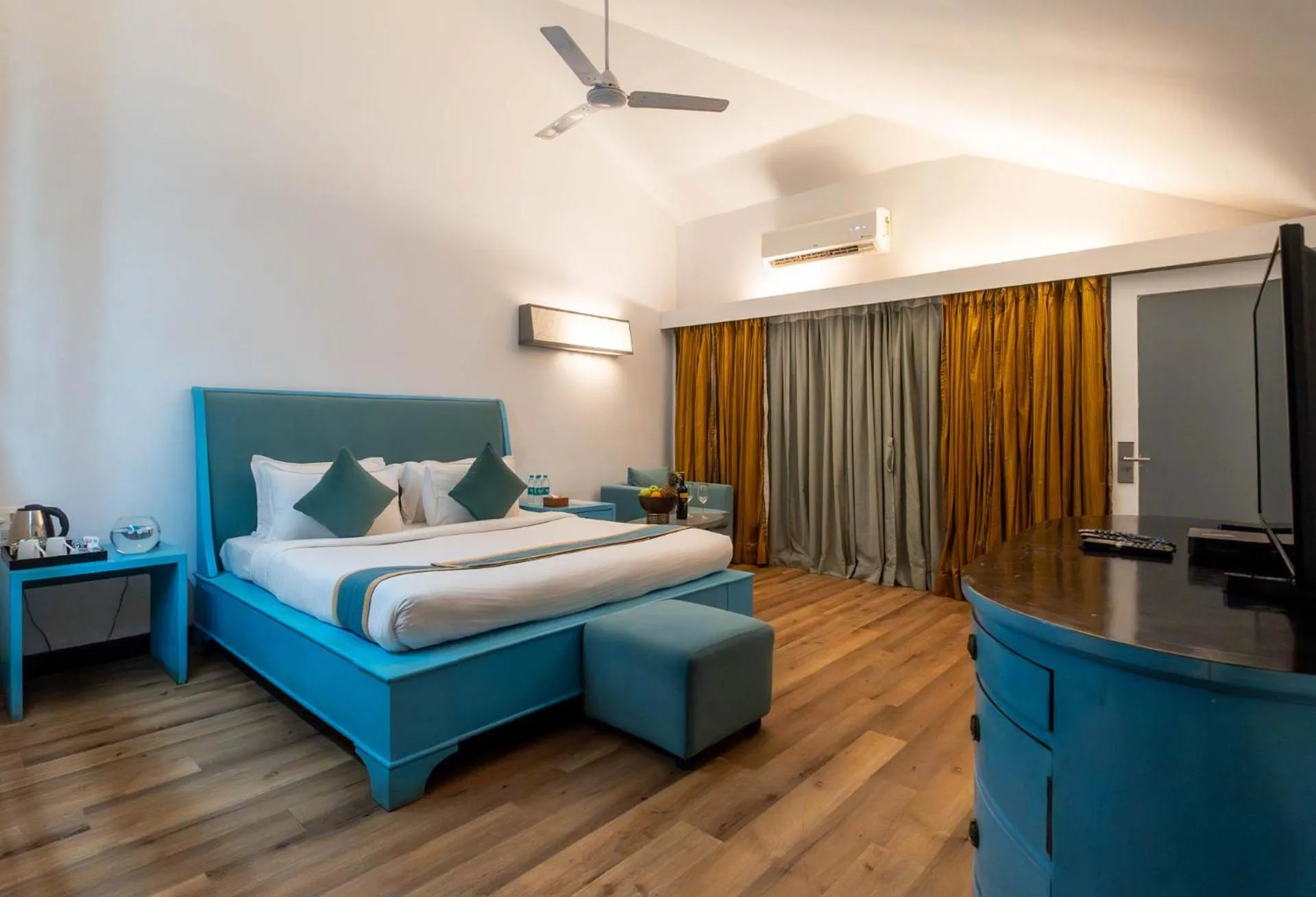 Bedroom, Bed in Marbela Beach Resort