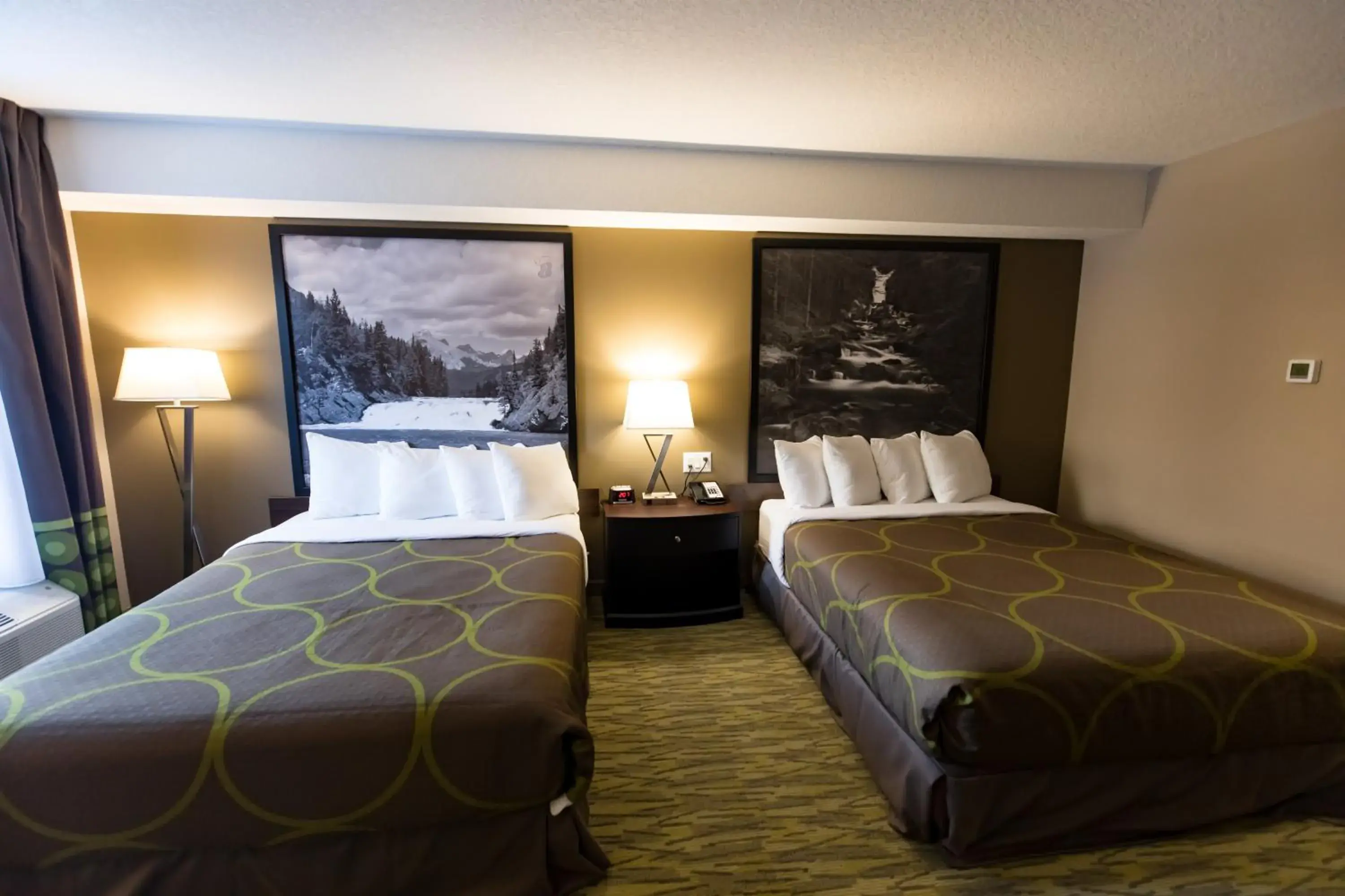Queen Room with Two Queen Beds in Super 8 by Wyndham Canmore Queen Room with Two Queen Beds in Super 8 by Wyndham Canmore