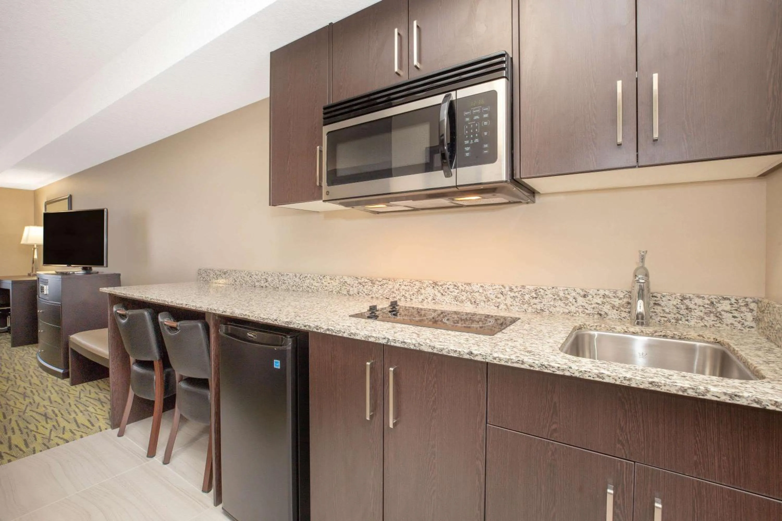 Kitchen or kitchenette in Super 8 by Wyndham Canmore