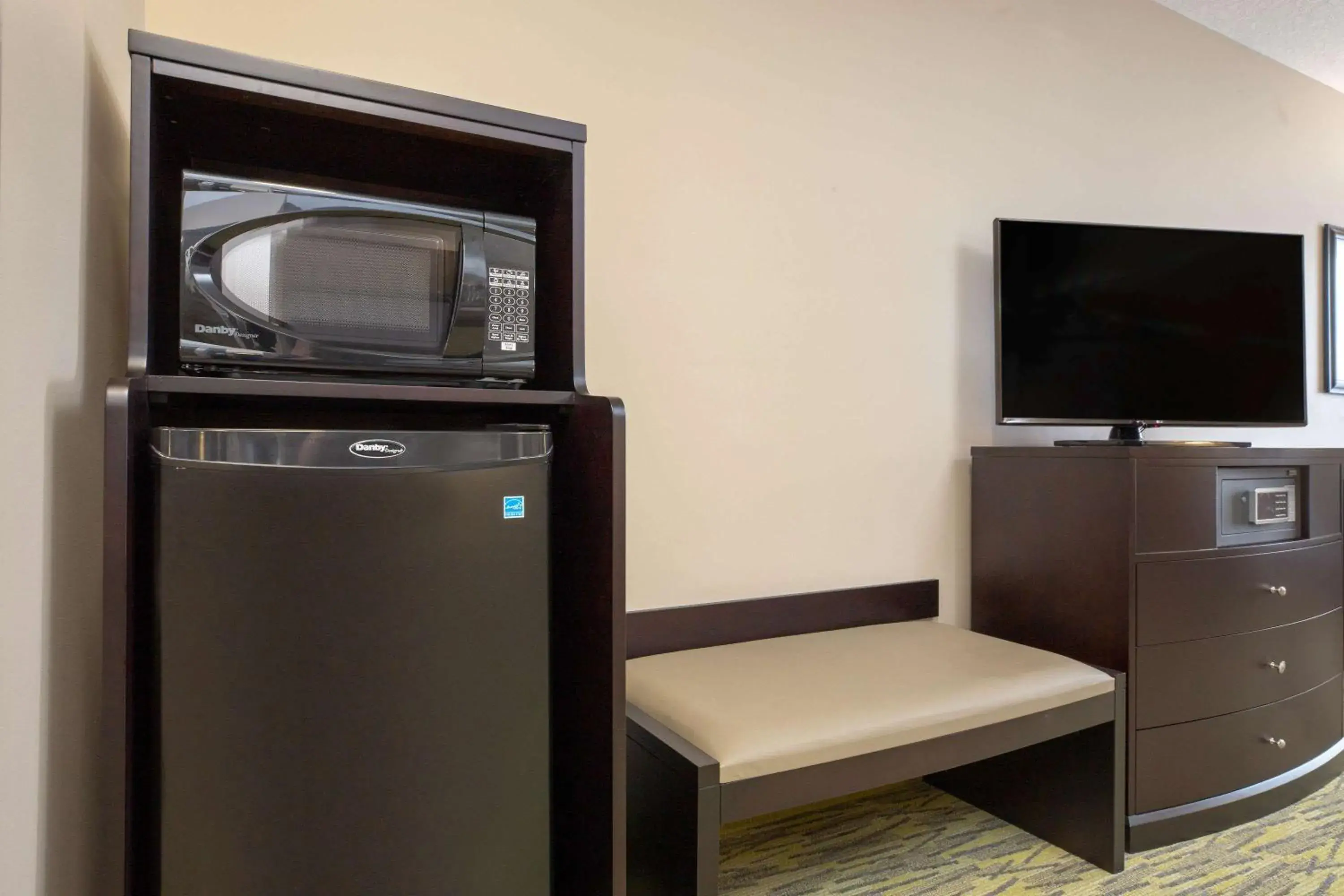 Photo of the whole room in Super 8 by Wyndham Canmore Photo of the whole room in Super 8 by Wyndham Canmore