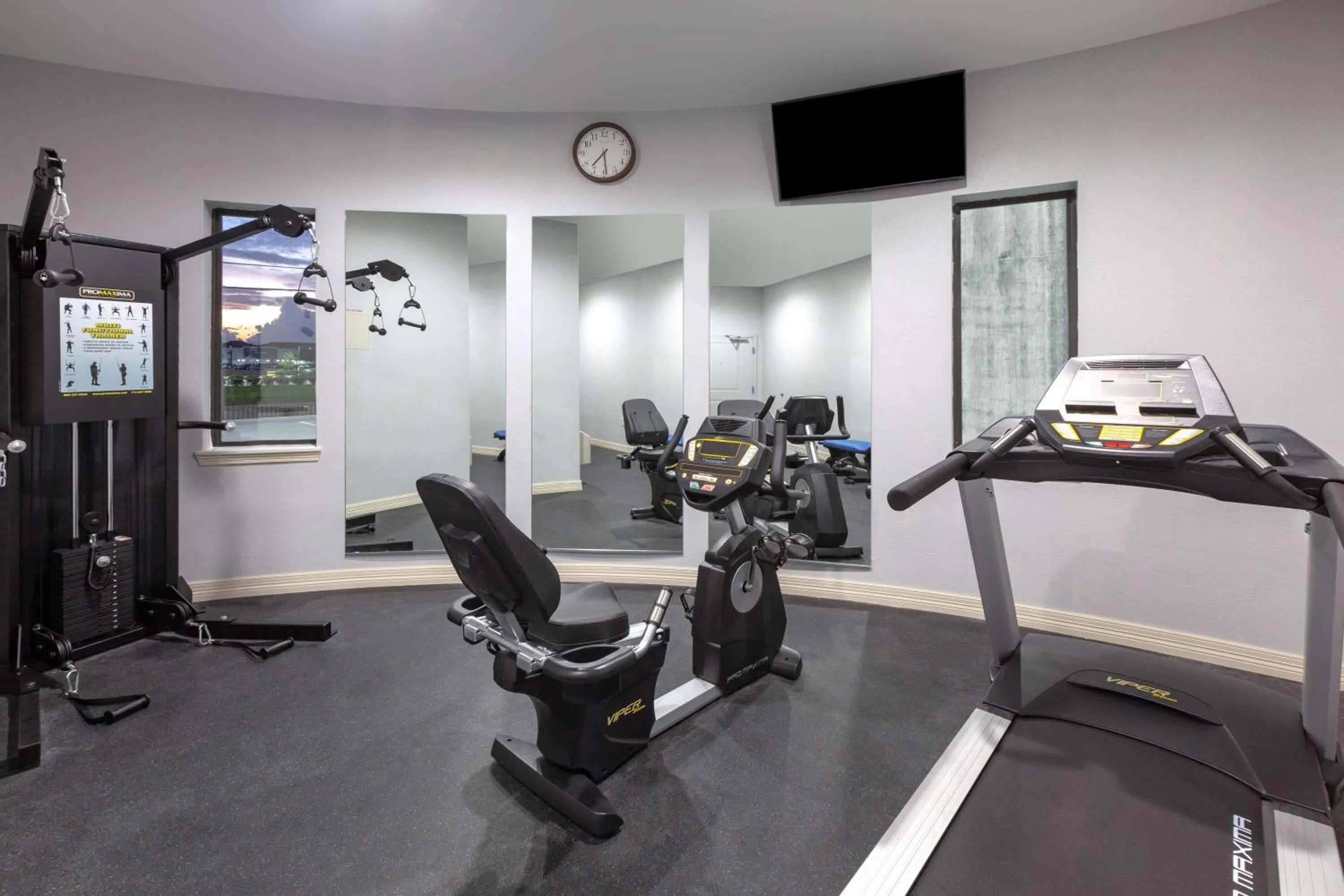 Fitness centre/facilities in Baymont by Wyndham Houston Hobby Airport