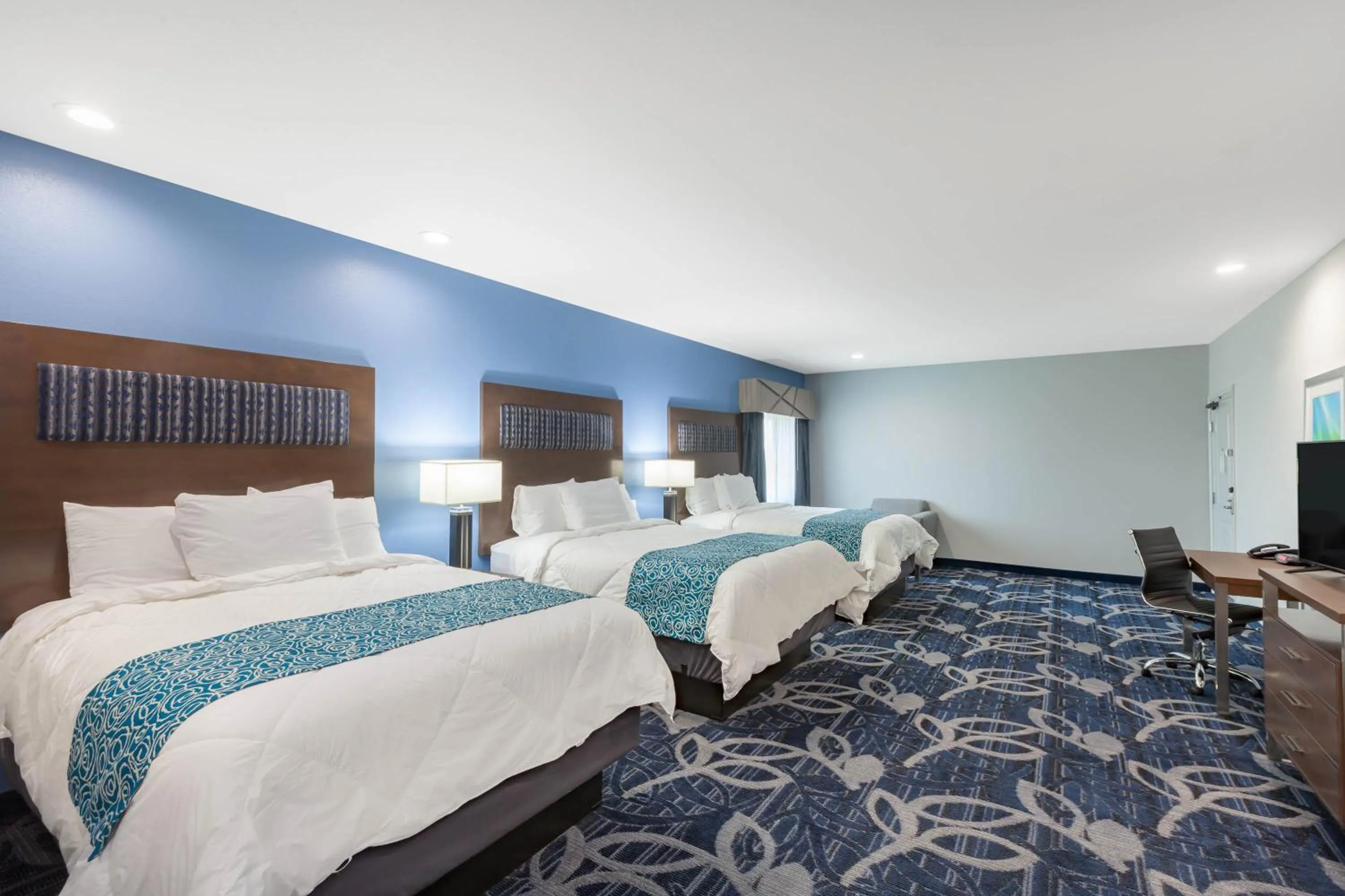 Photo of the whole room, Bed in Baymont by Wyndham Houston Hobby Airport