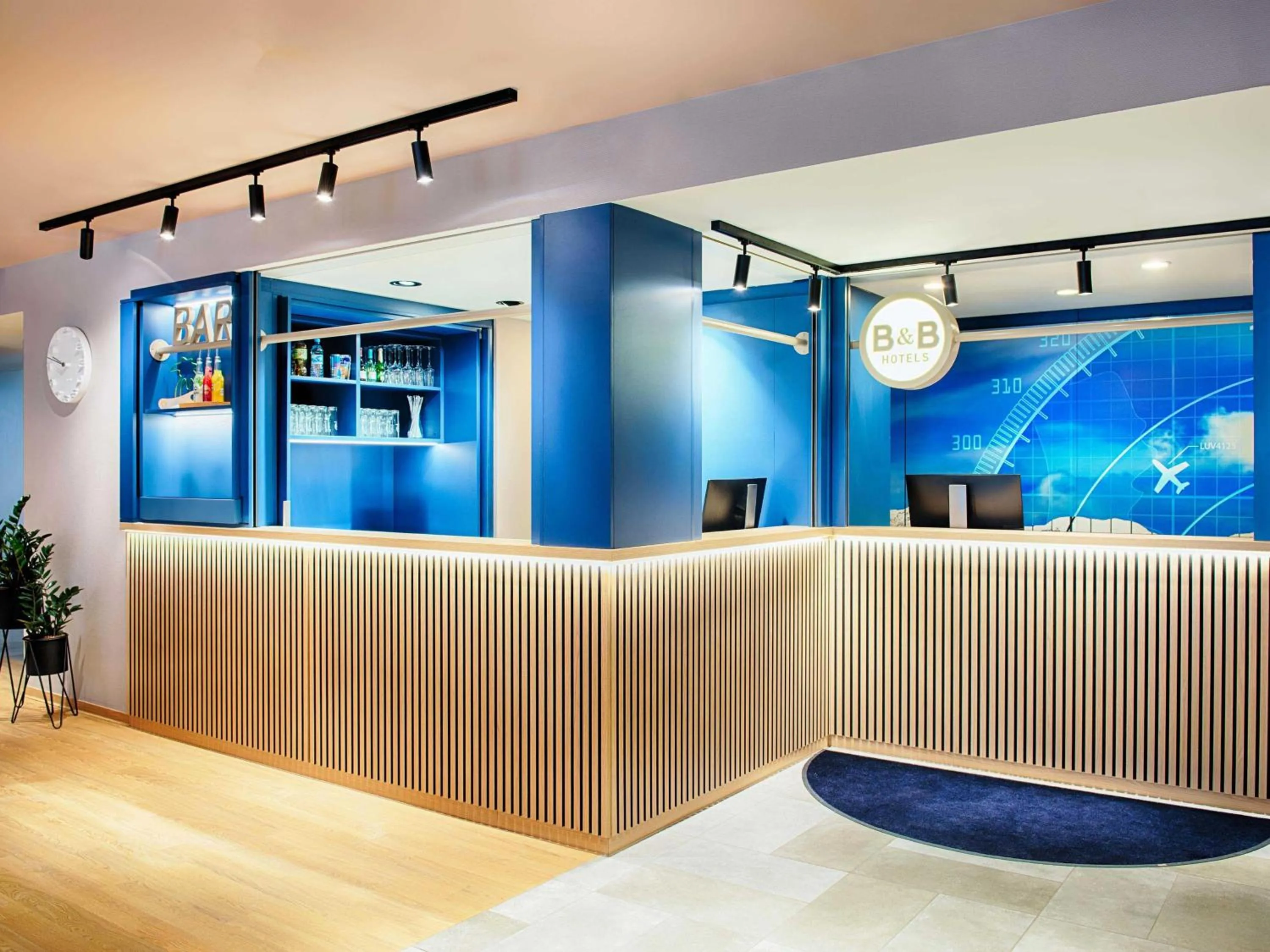 Lobby or reception in B&B HOTEL München-Airport