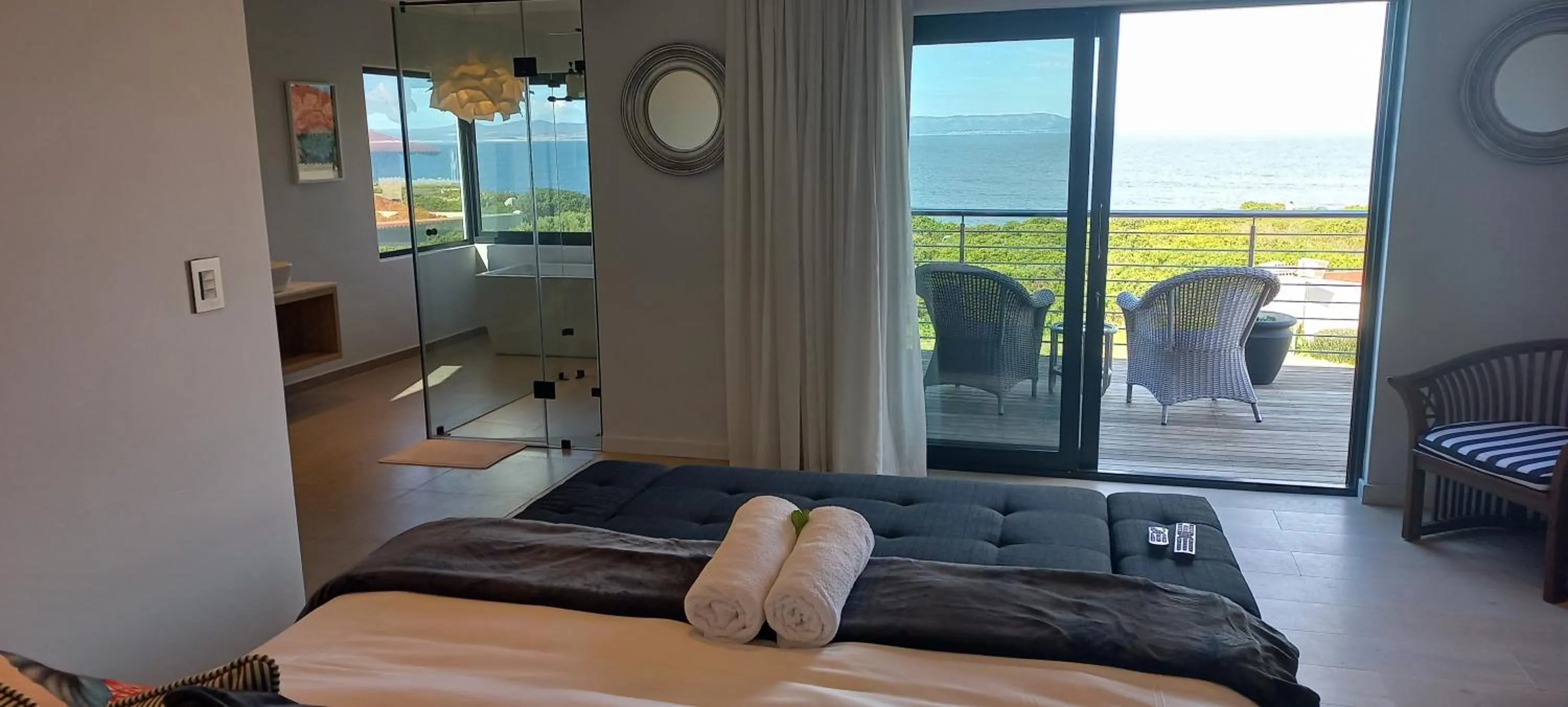 Bathroom, Bed in The Whale's Tale Guesthouse