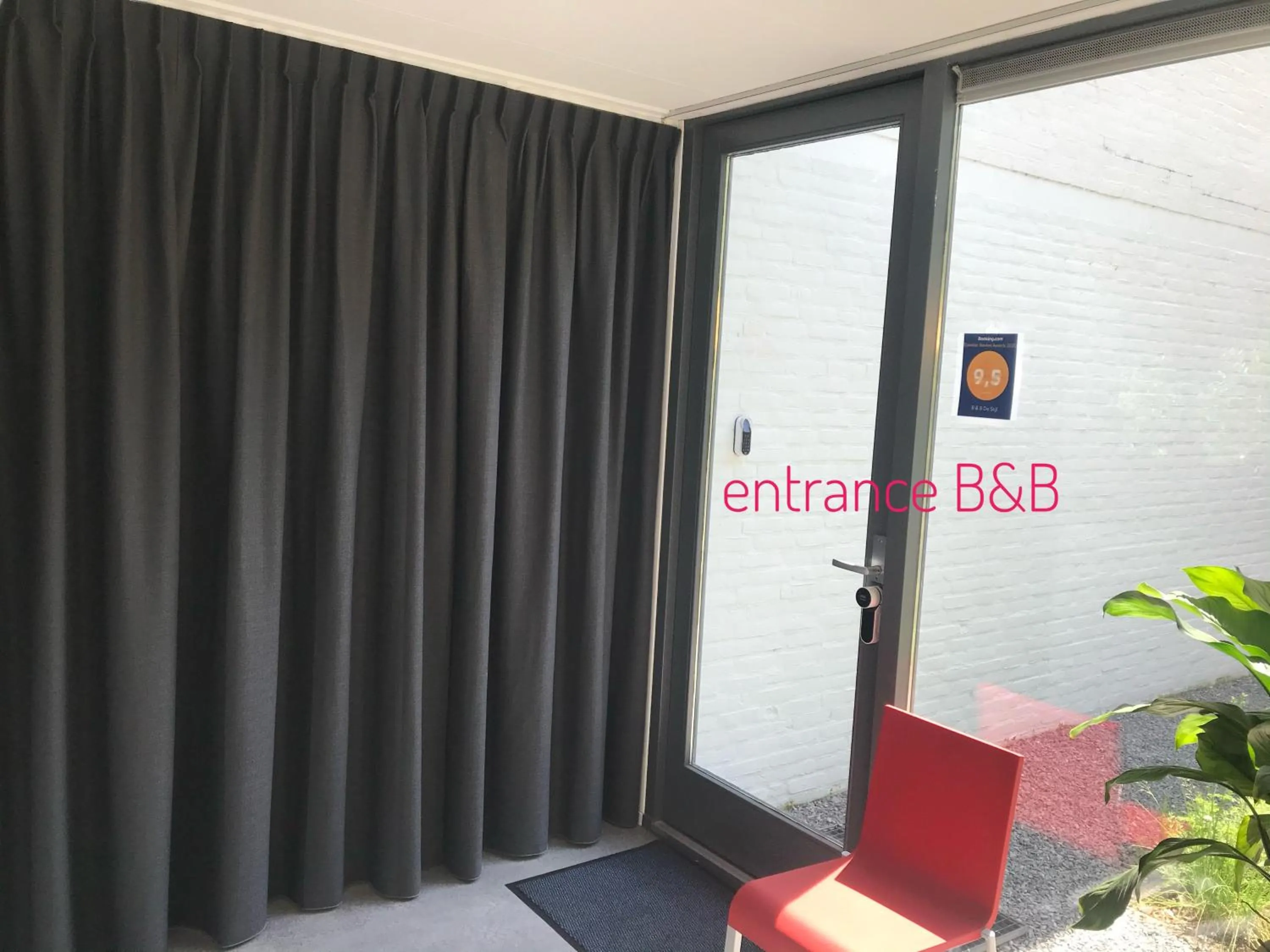 Facade/entrance in B & B De Stijl