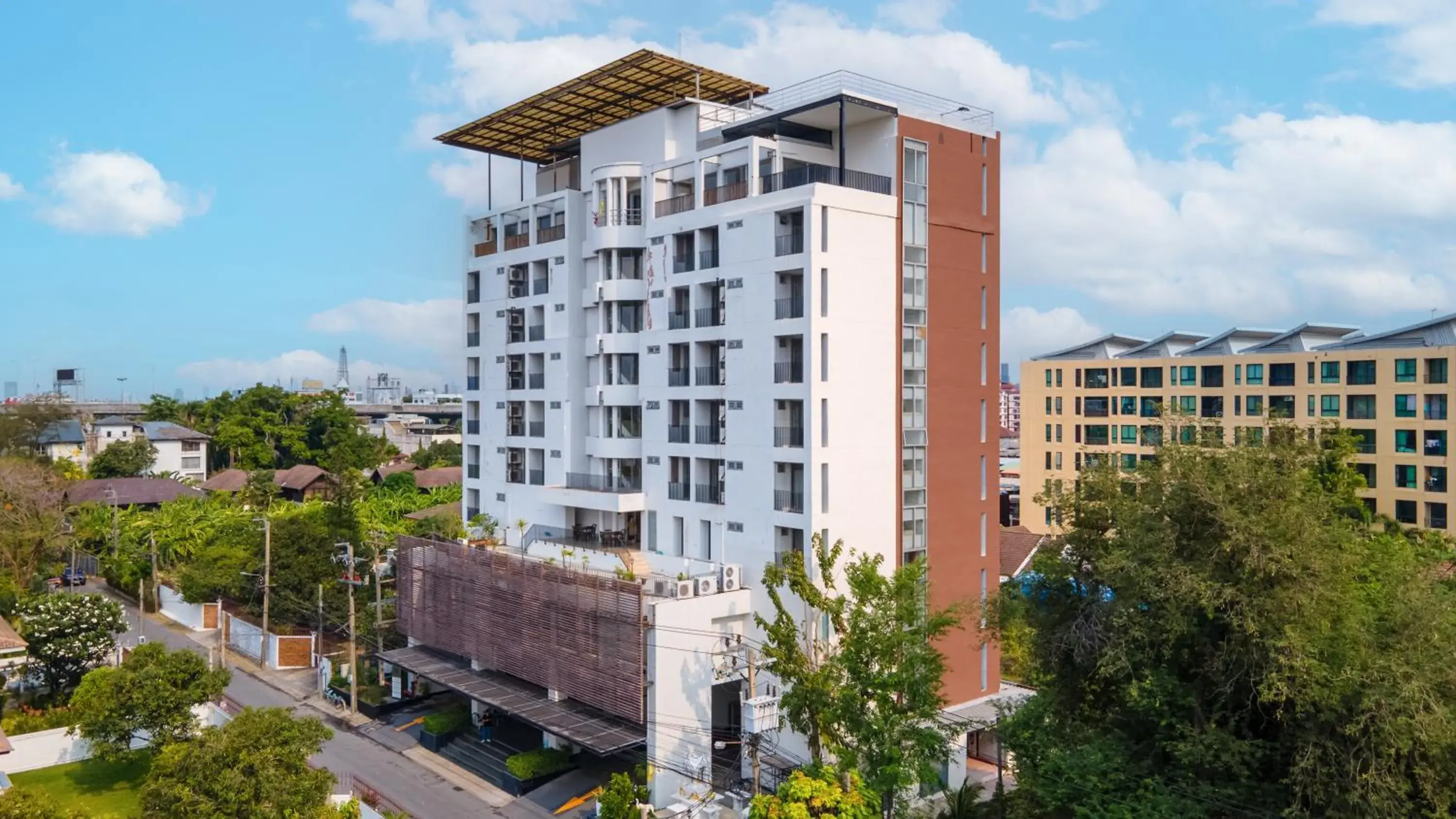 Property building in Lily Hotel Bangkok Property building in Lily Hotel Bangkok