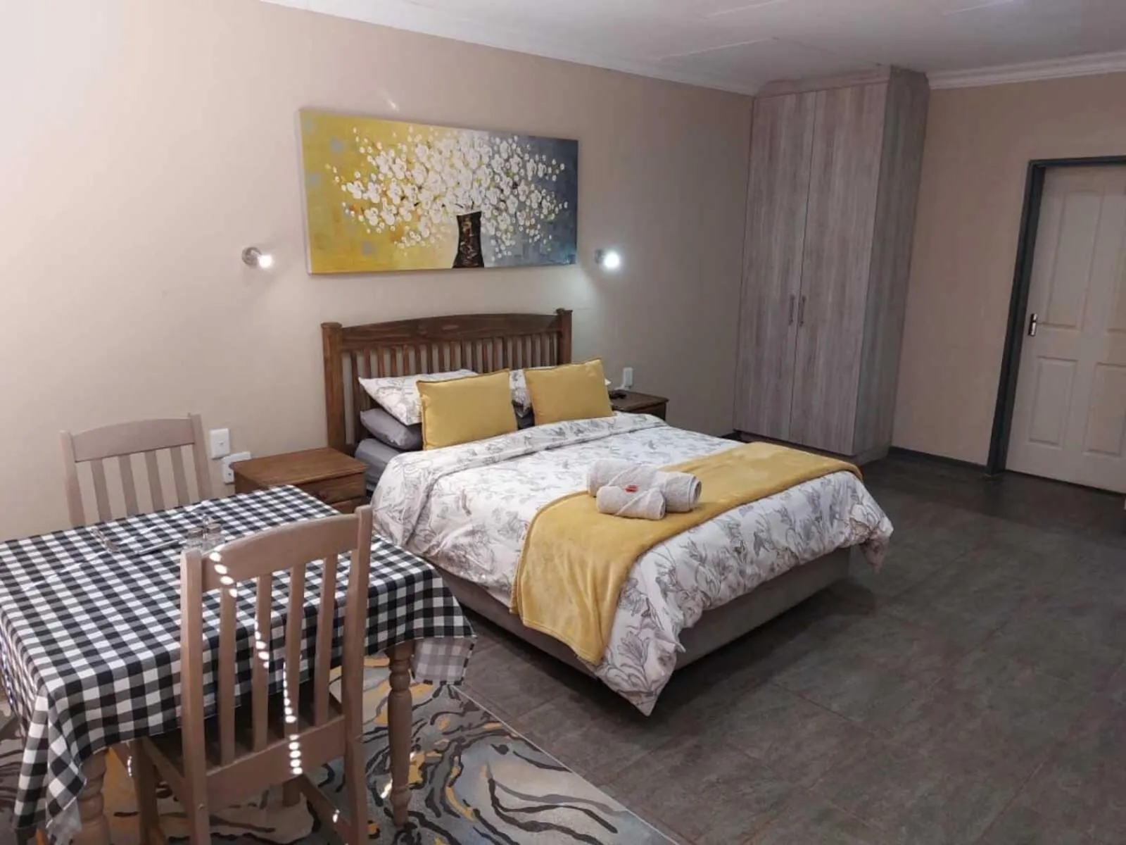 Queen Room - single occupancy in Wisteria Lane Guesthouse