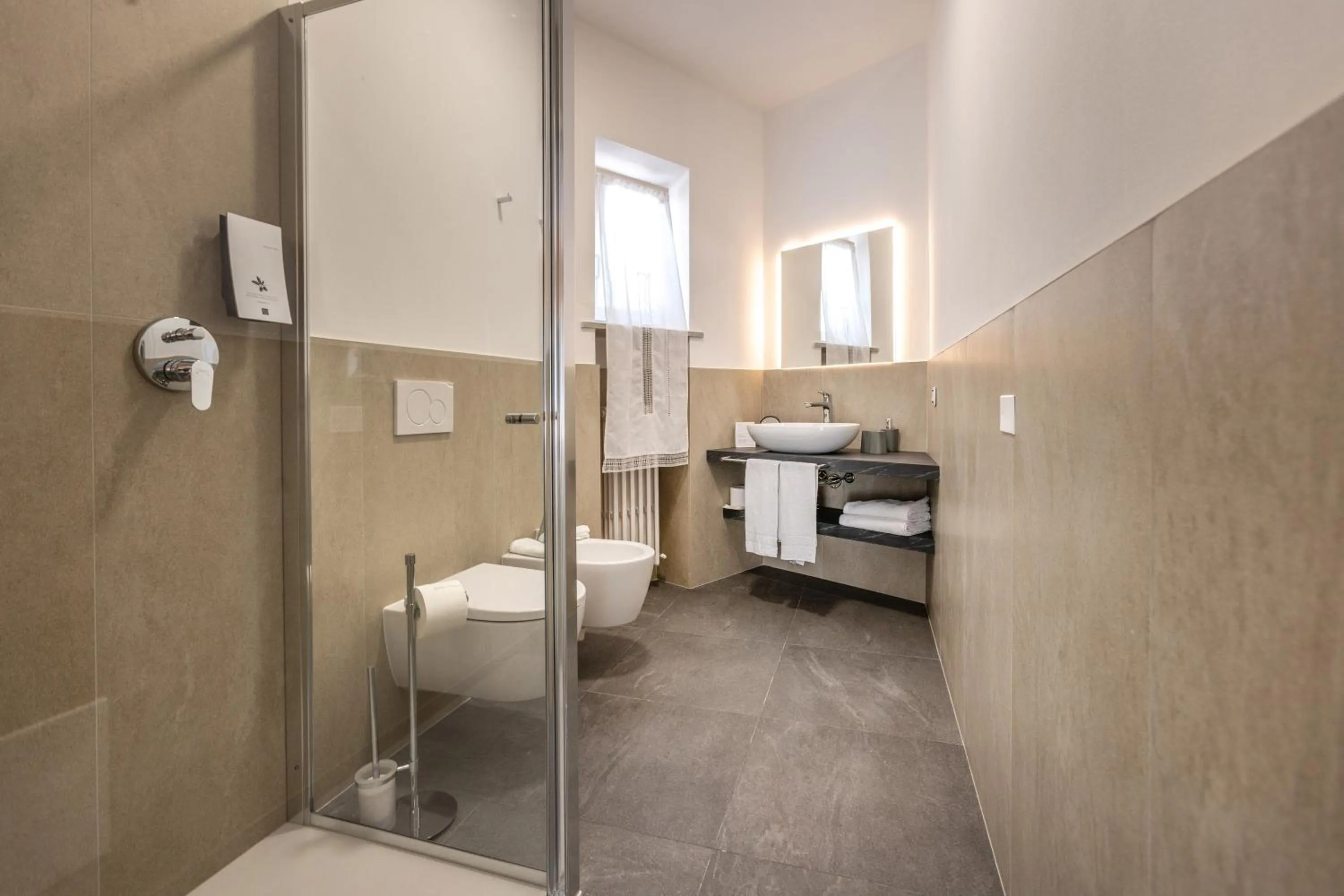 Bathroom in Hotel Augusta