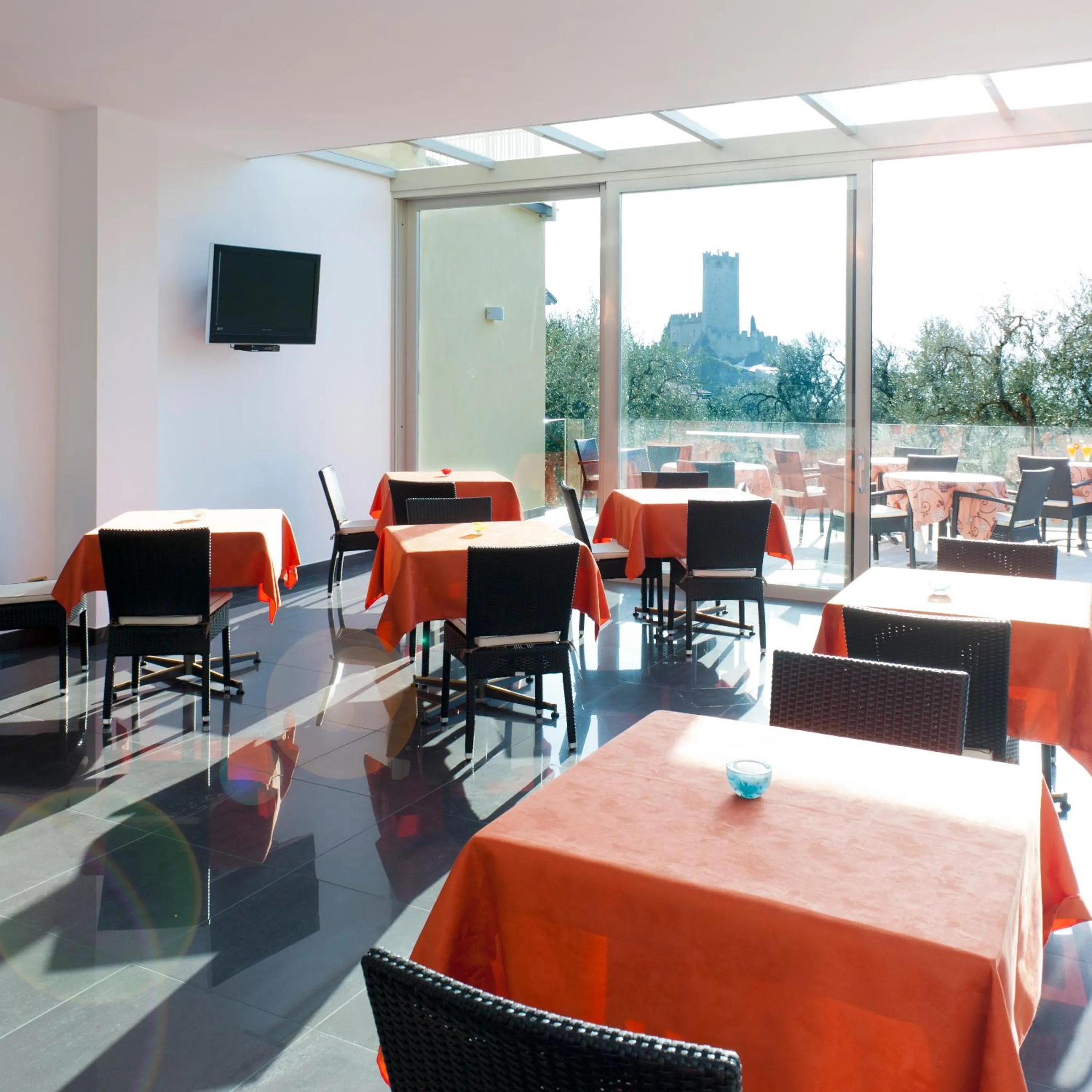 Restaurant/places to eat in Hotel Augusta