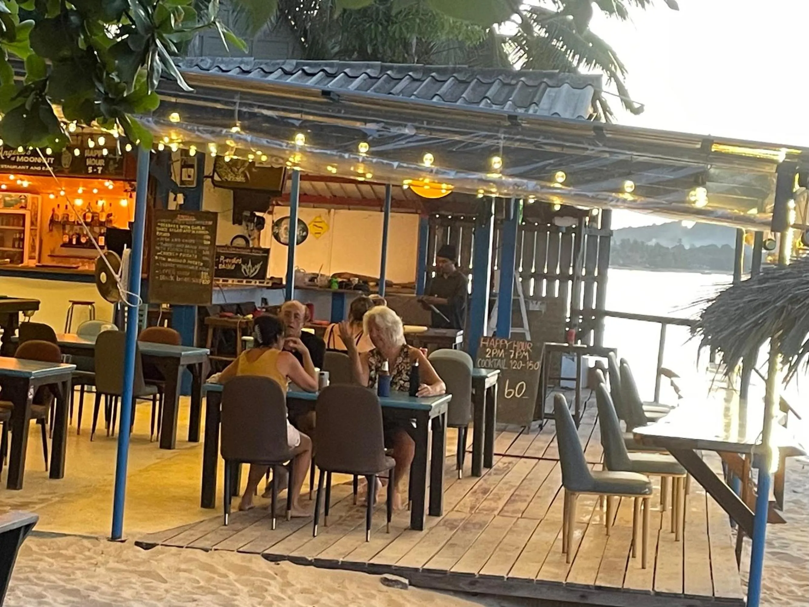 Restaurant/places to eat in Moonhut Bungalows