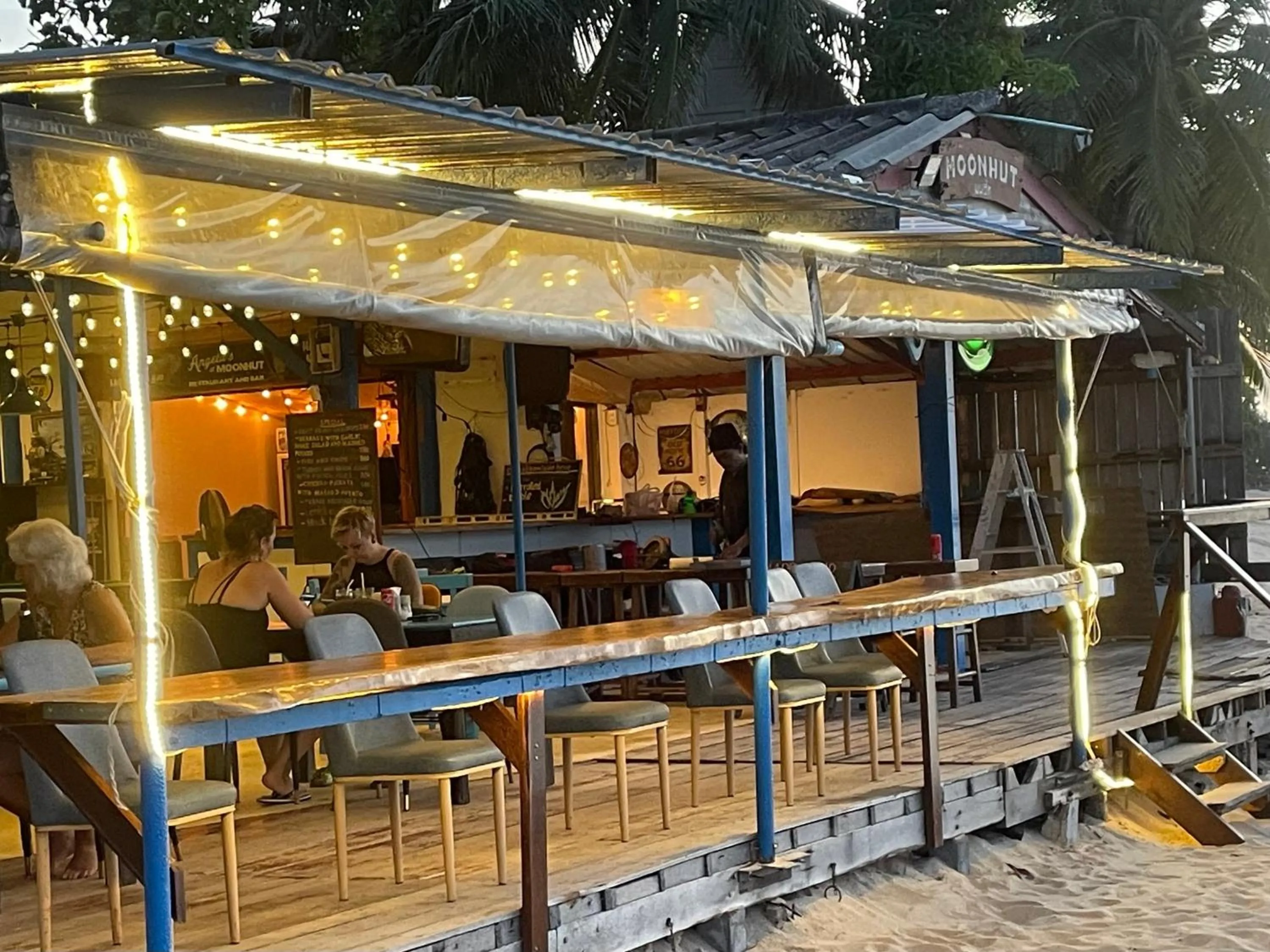 Restaurant/places to eat in Moonhut Bungalows