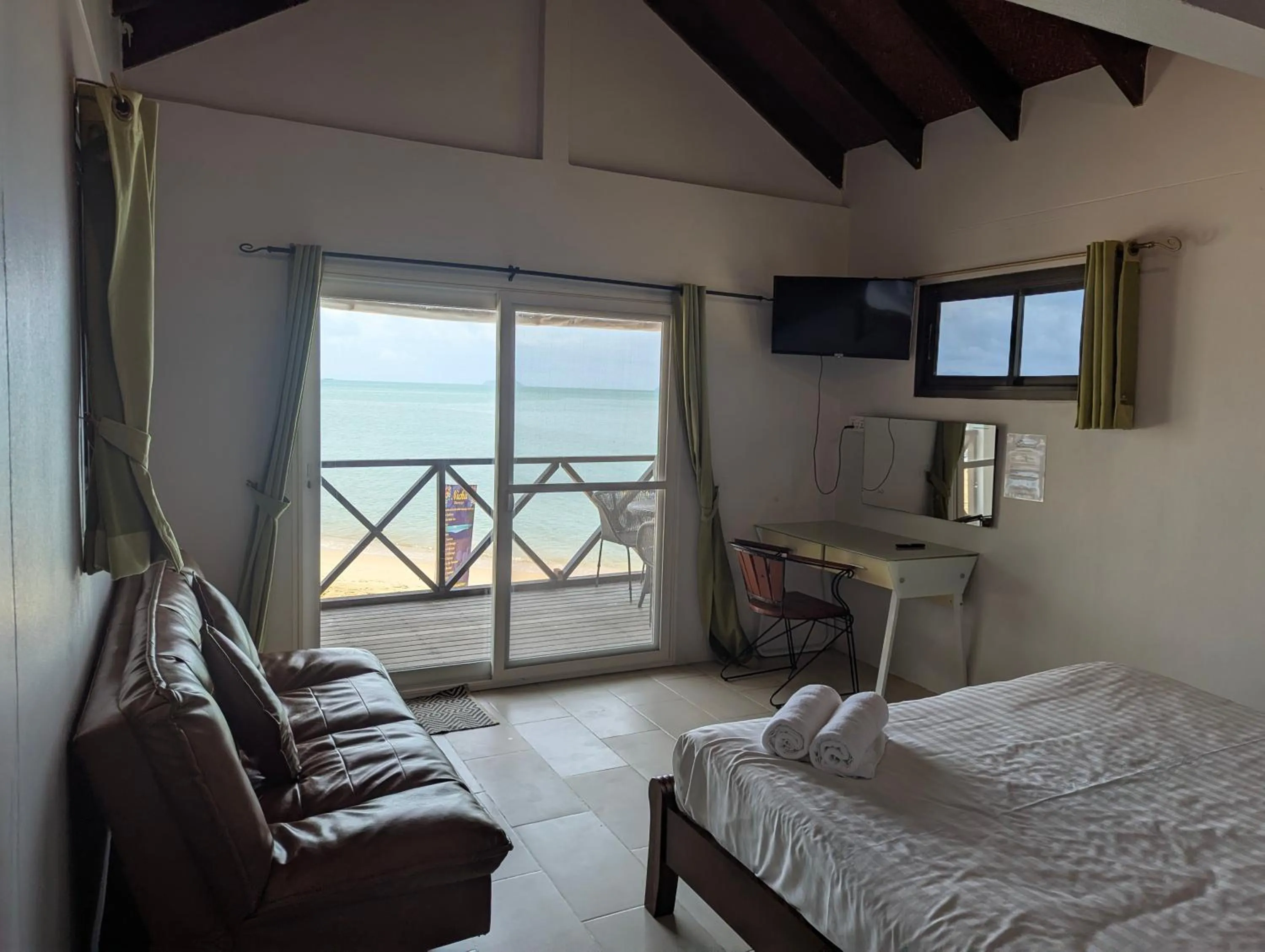 Photo of the whole room, Bed in Moonhut Bungalows