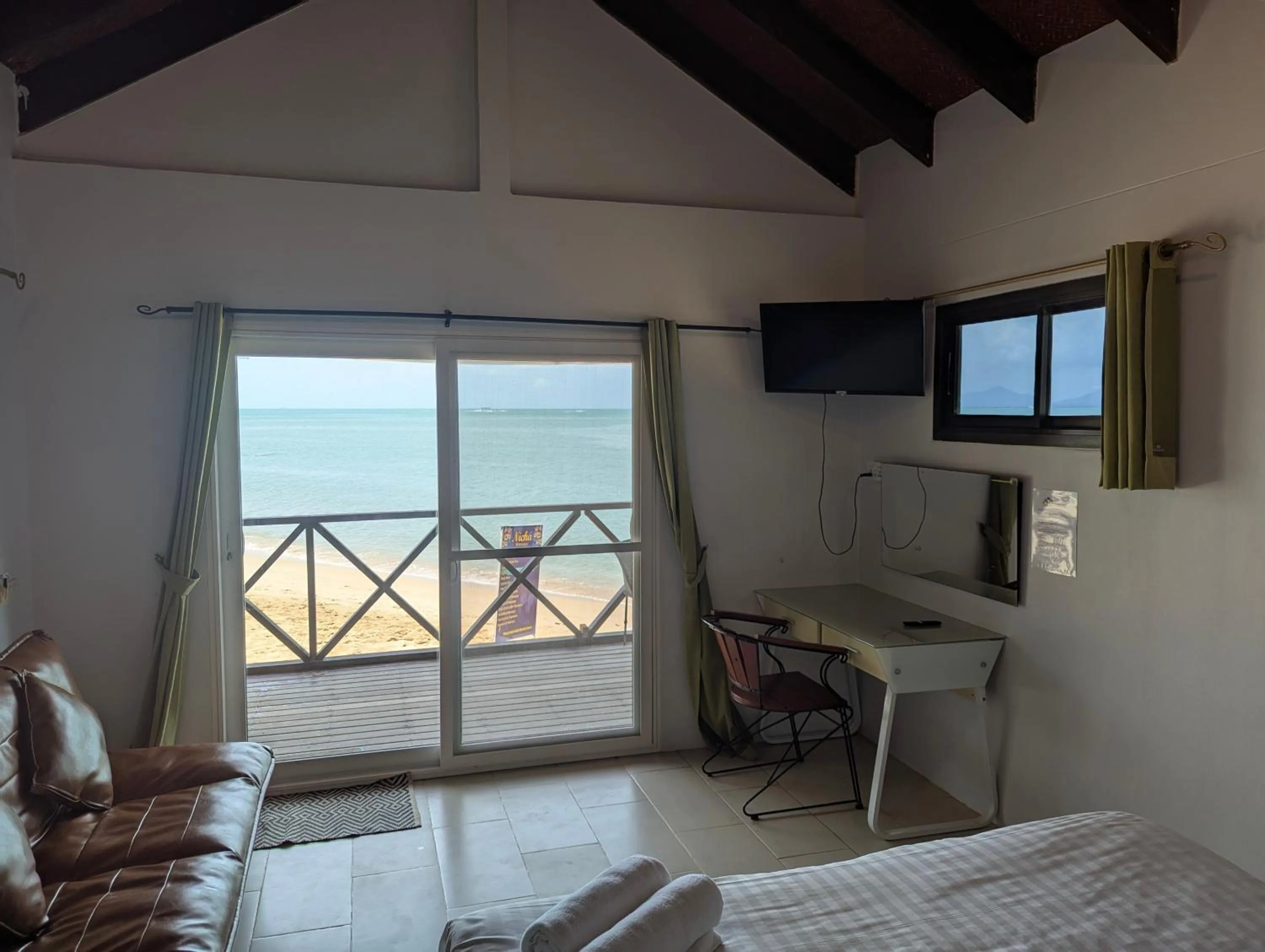 Photo of the whole room, Bed in Moonhut Bungalows