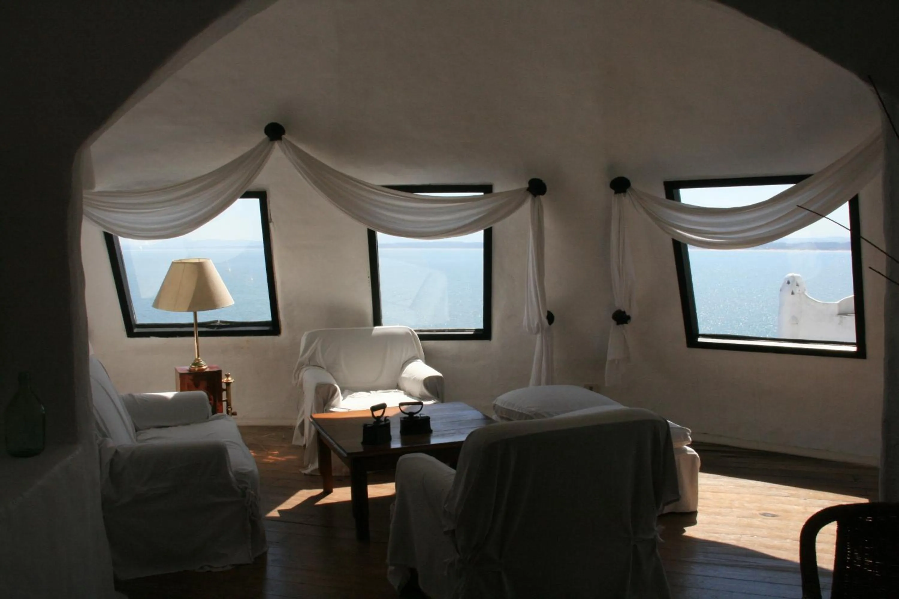 Living room, Bed in Club Hotel Casapueblo