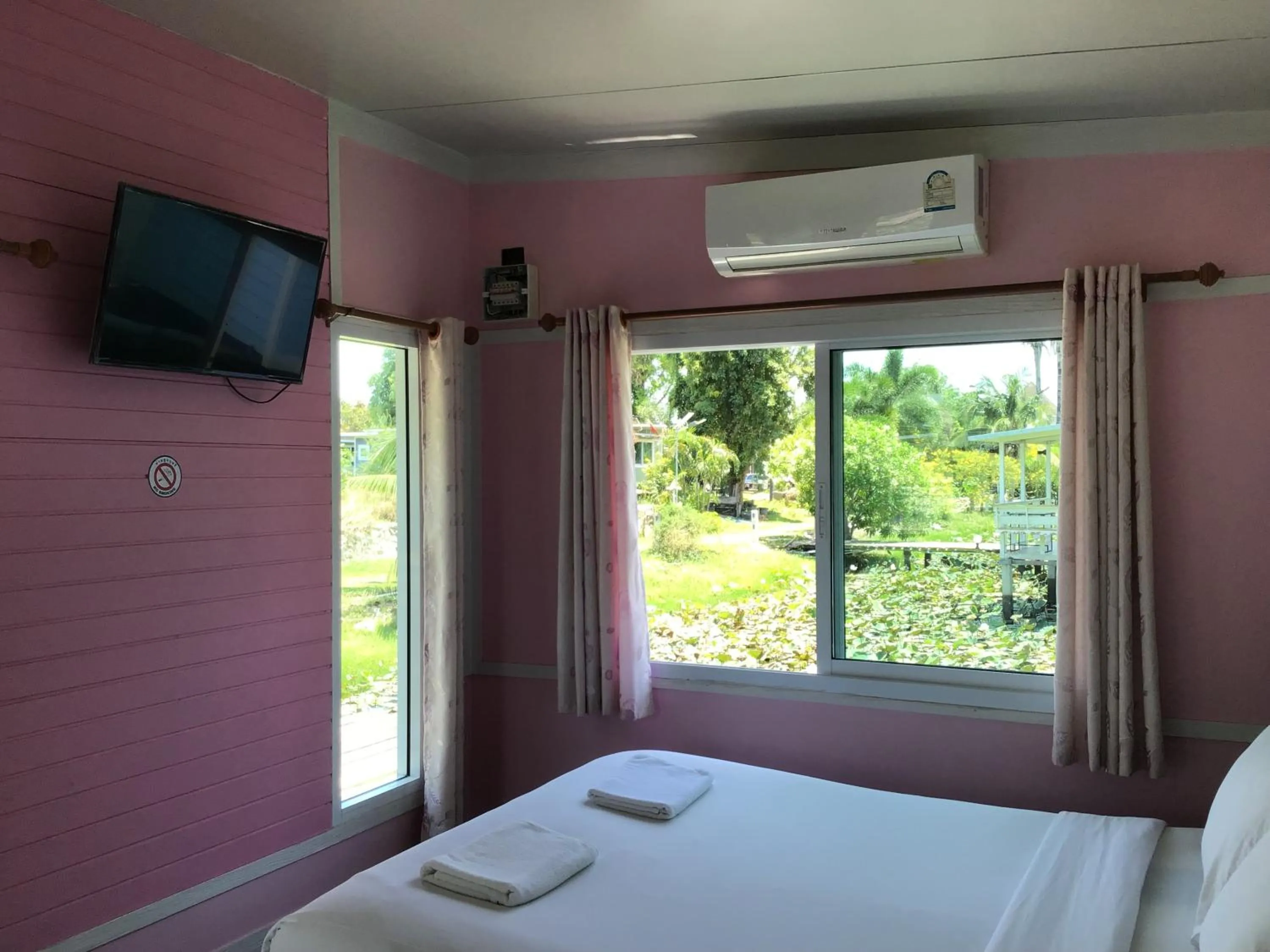 Bed in Phalagoon Resort