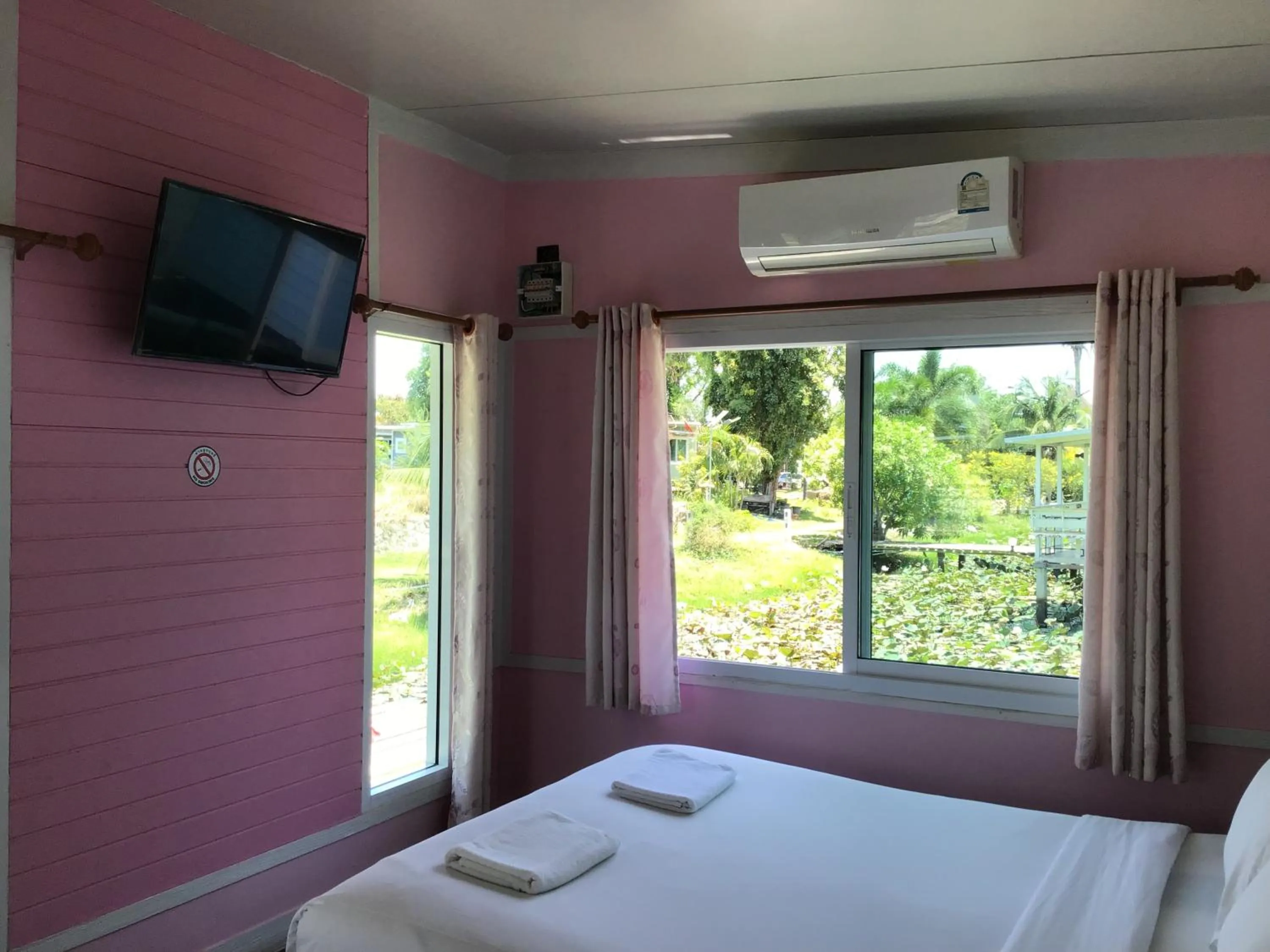 Bed in Phalagoon Resort