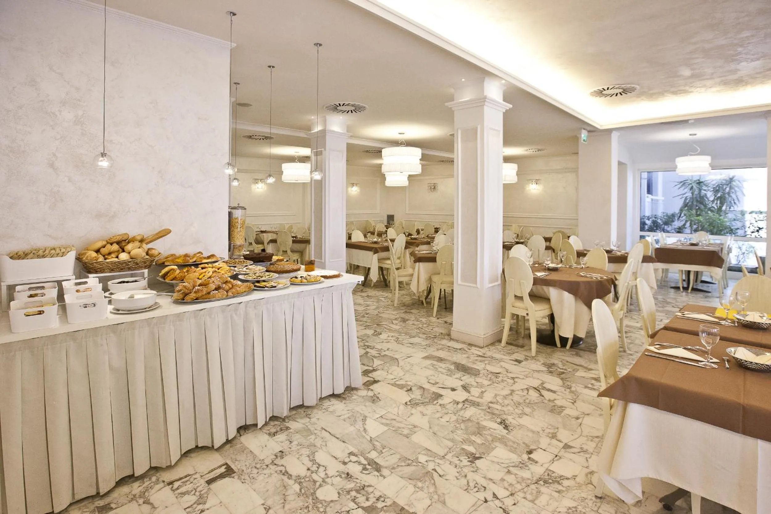 Restaurant/places to eat in Hotel Aurora