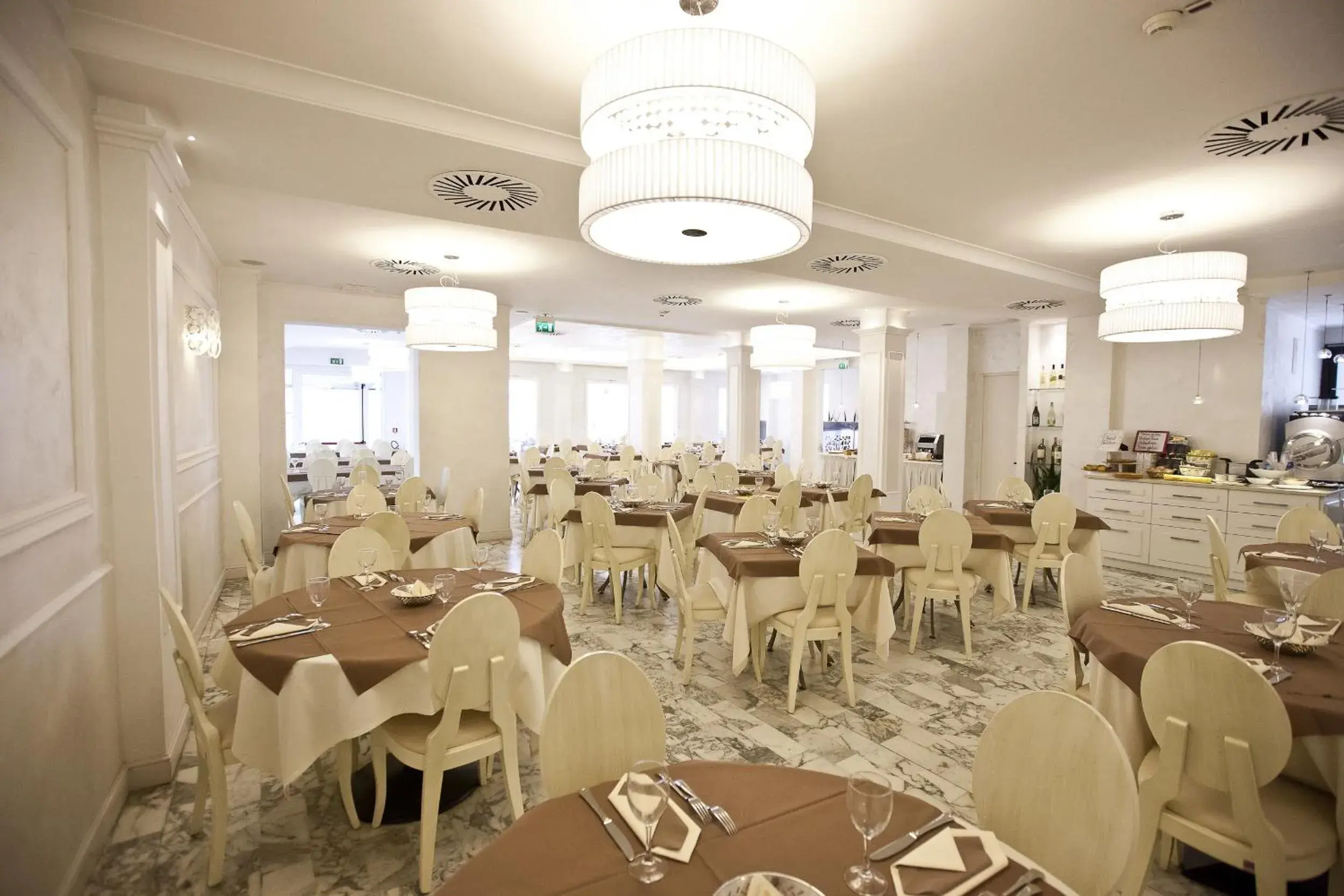 Restaurant/Places to Eat in Hotel Aurora