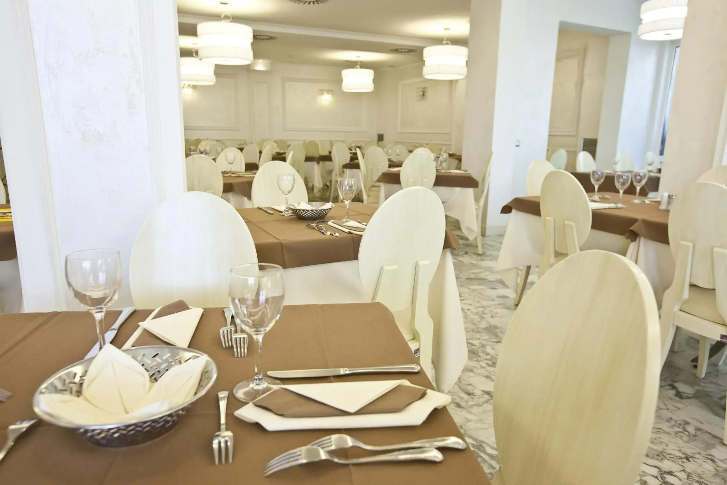 Restaurant/Places to Eat in Hotel Aurora