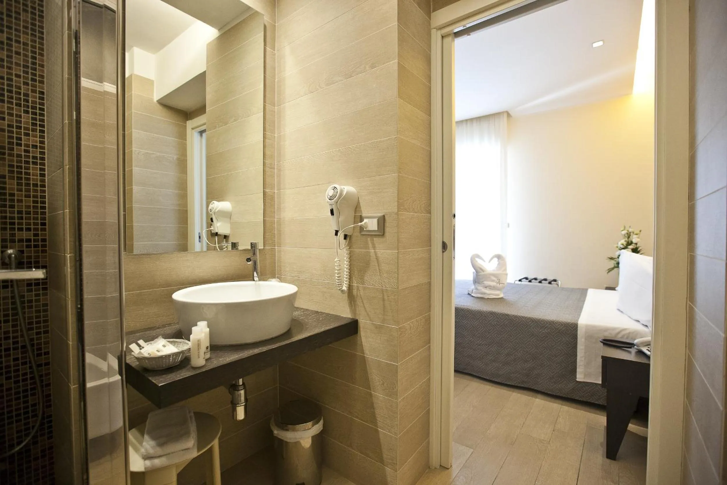 Bathroom, Bed in Hotel Aurora