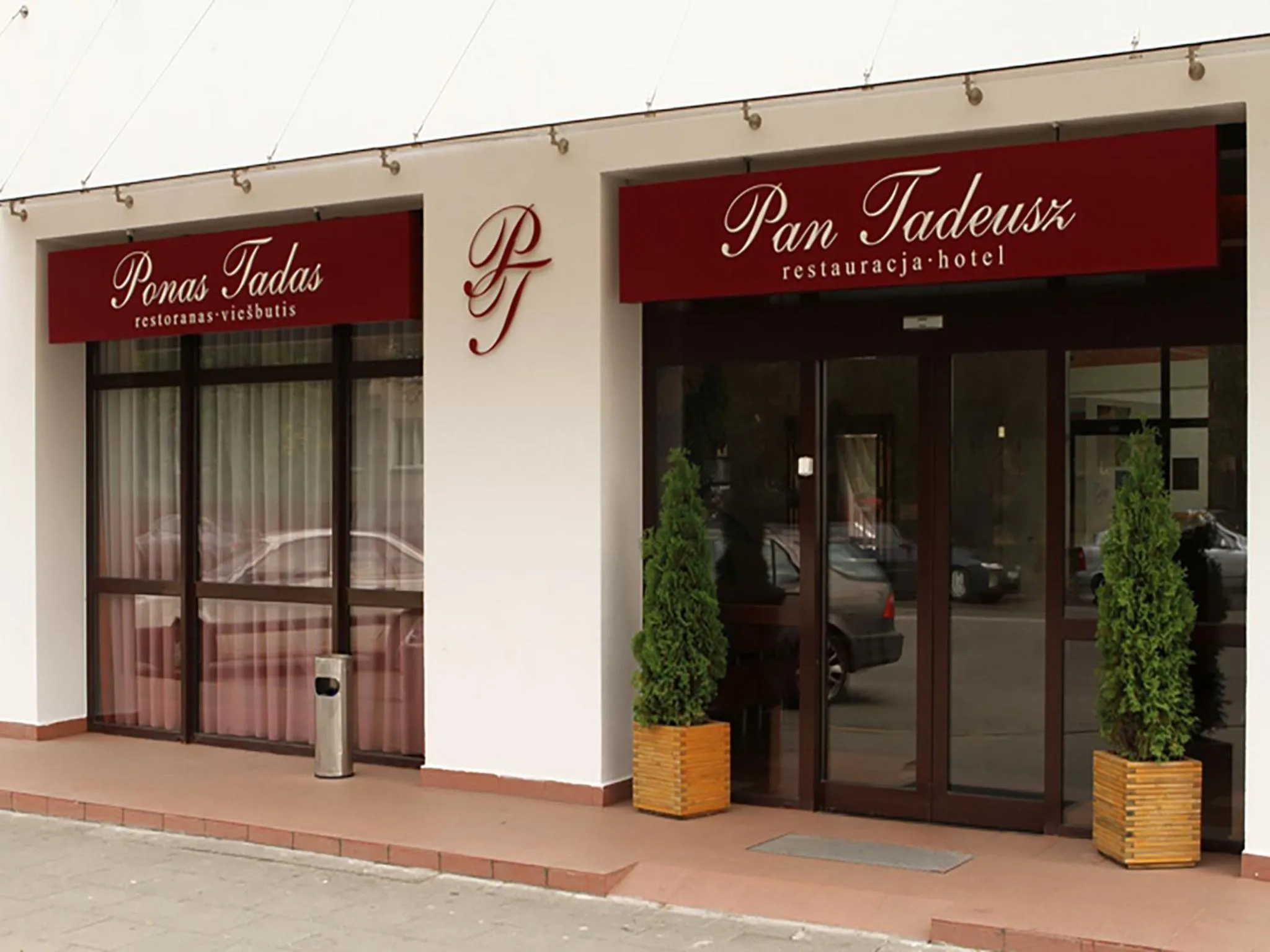 Facade/entrance in Pan Tadeusz