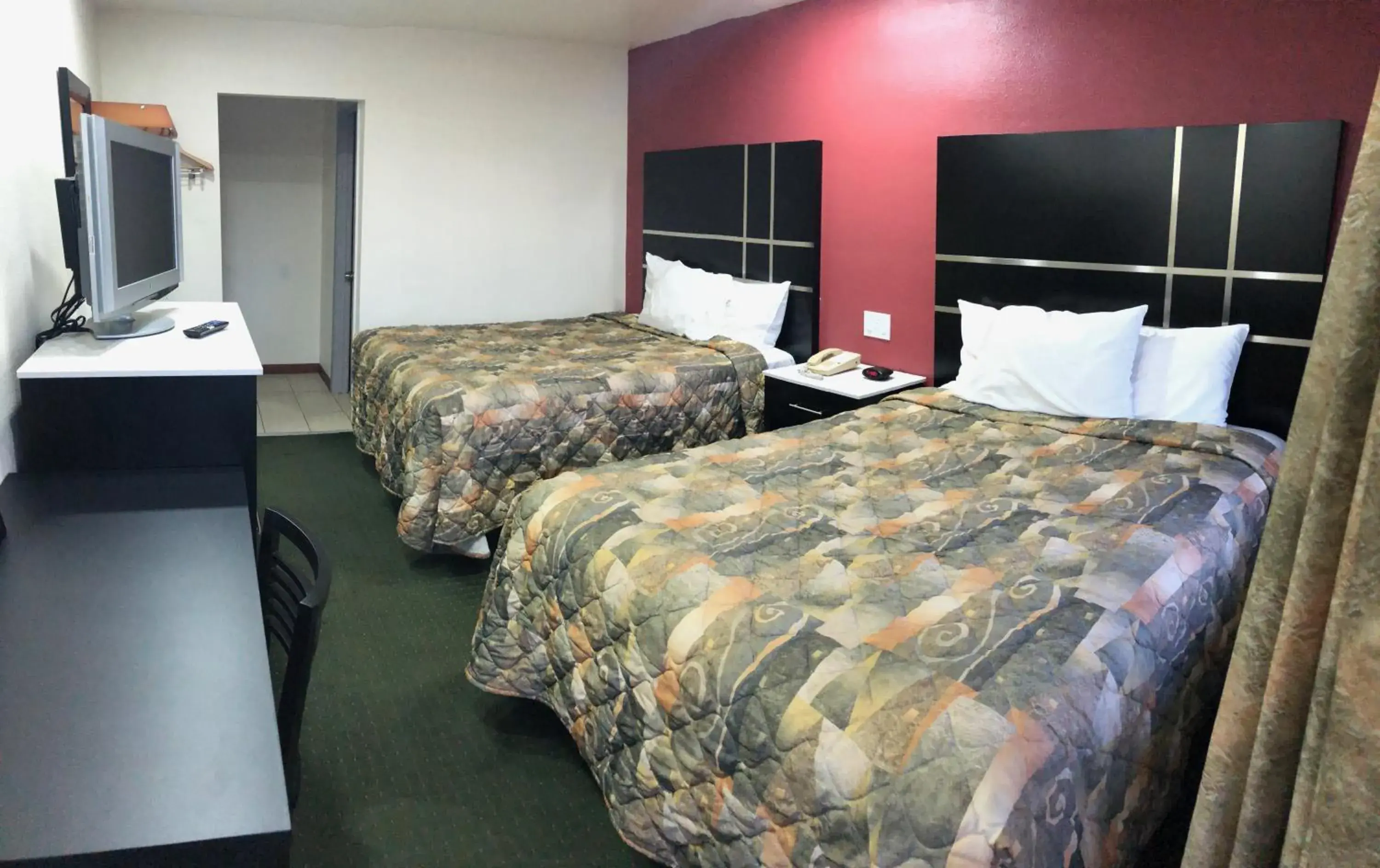 Queen Room with Two Queen Beds - Non-Smoking in Days Inn by Wyndham Oroville Queen Room with Two Queen Beds - Non-Smoking in Days Inn by Wyndham Oroville
