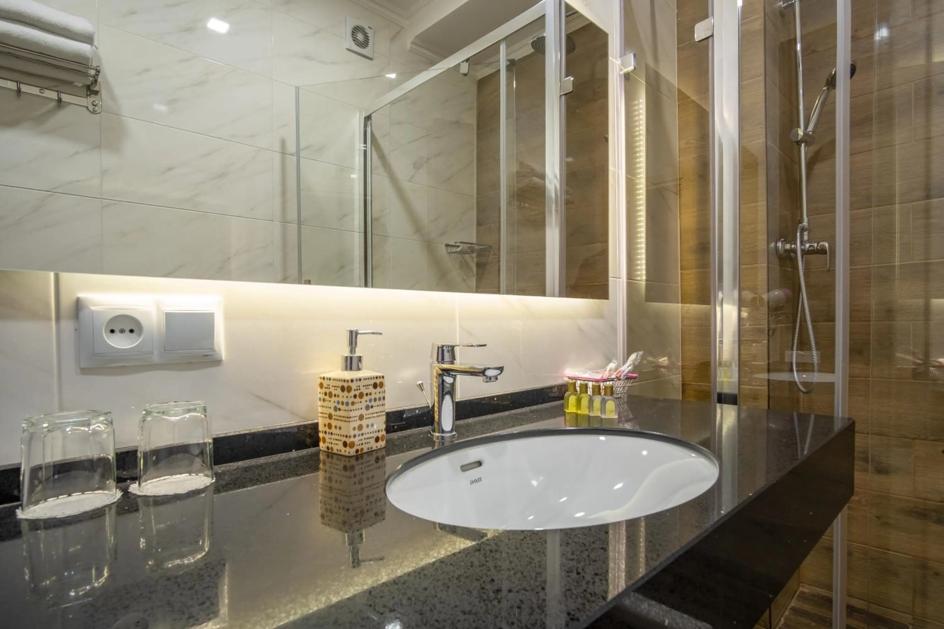 Shower in Boomerang Boutique Hotel