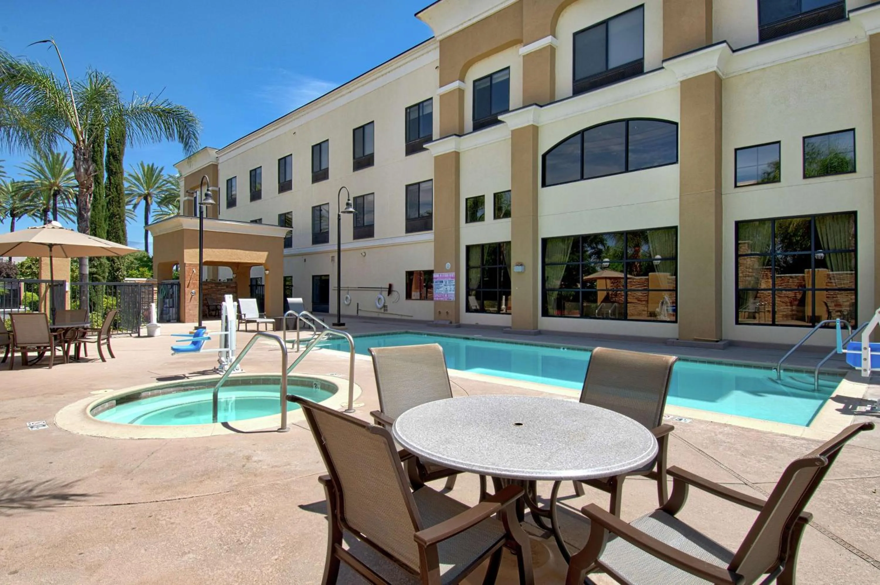 Pool view in Hampton Inn & Suites by Hilton Hemet Menifee Murrieta