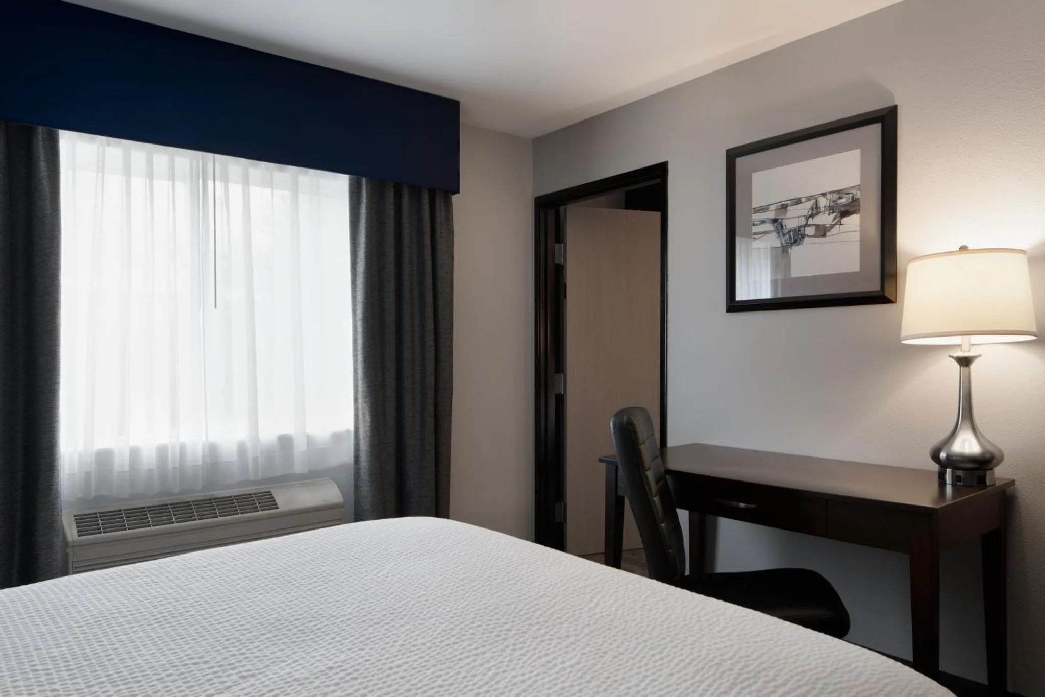 Photo of the whole room, Bed in Red Lion Inn & Suites Auburn/Seattle