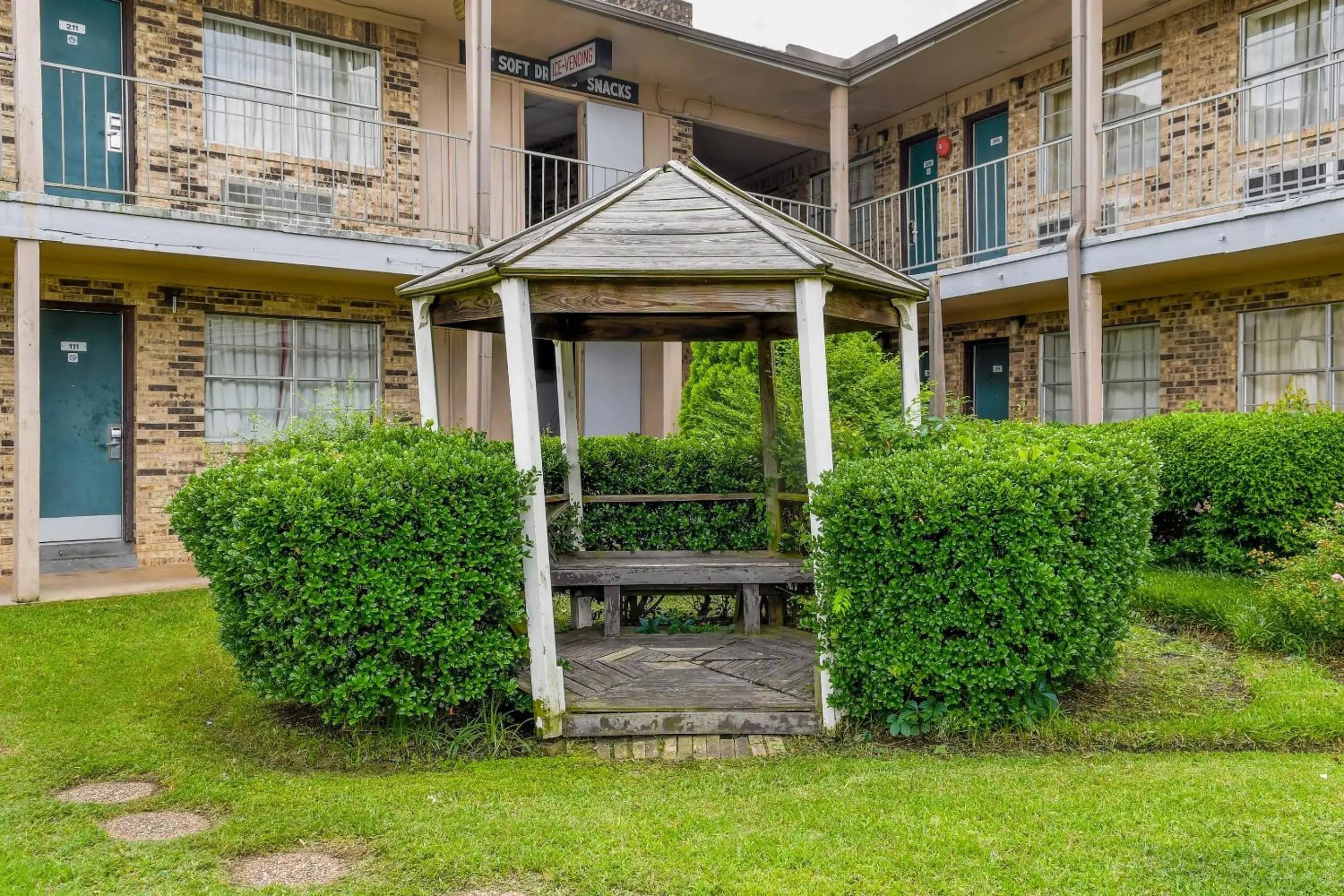 Facade/entrance in OYO Hotel Tyler Lindale Facade/entrance in OYO Hotel Tyler Lindale