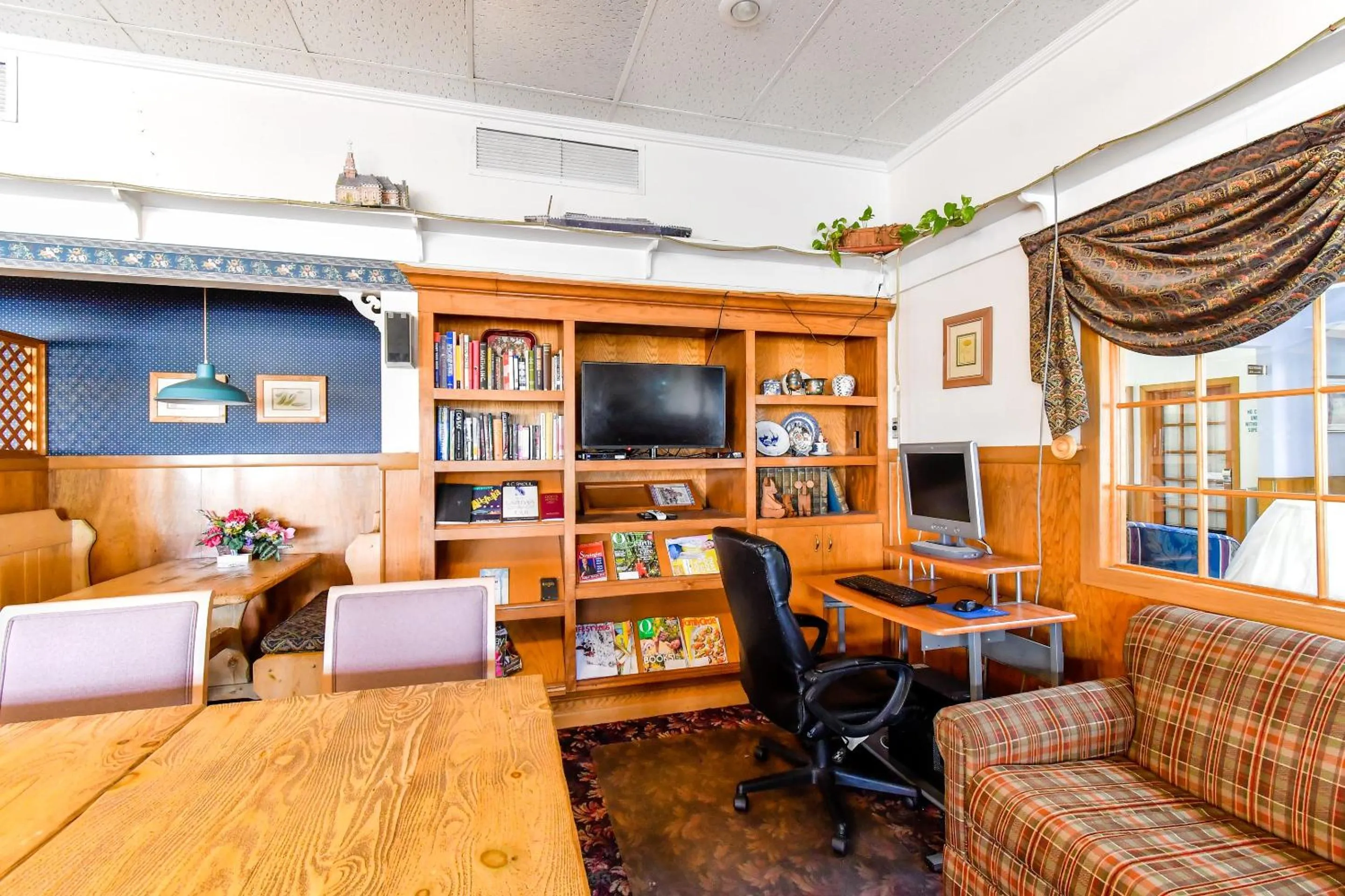 Dining area in OYO Hotel Tyler Lindale