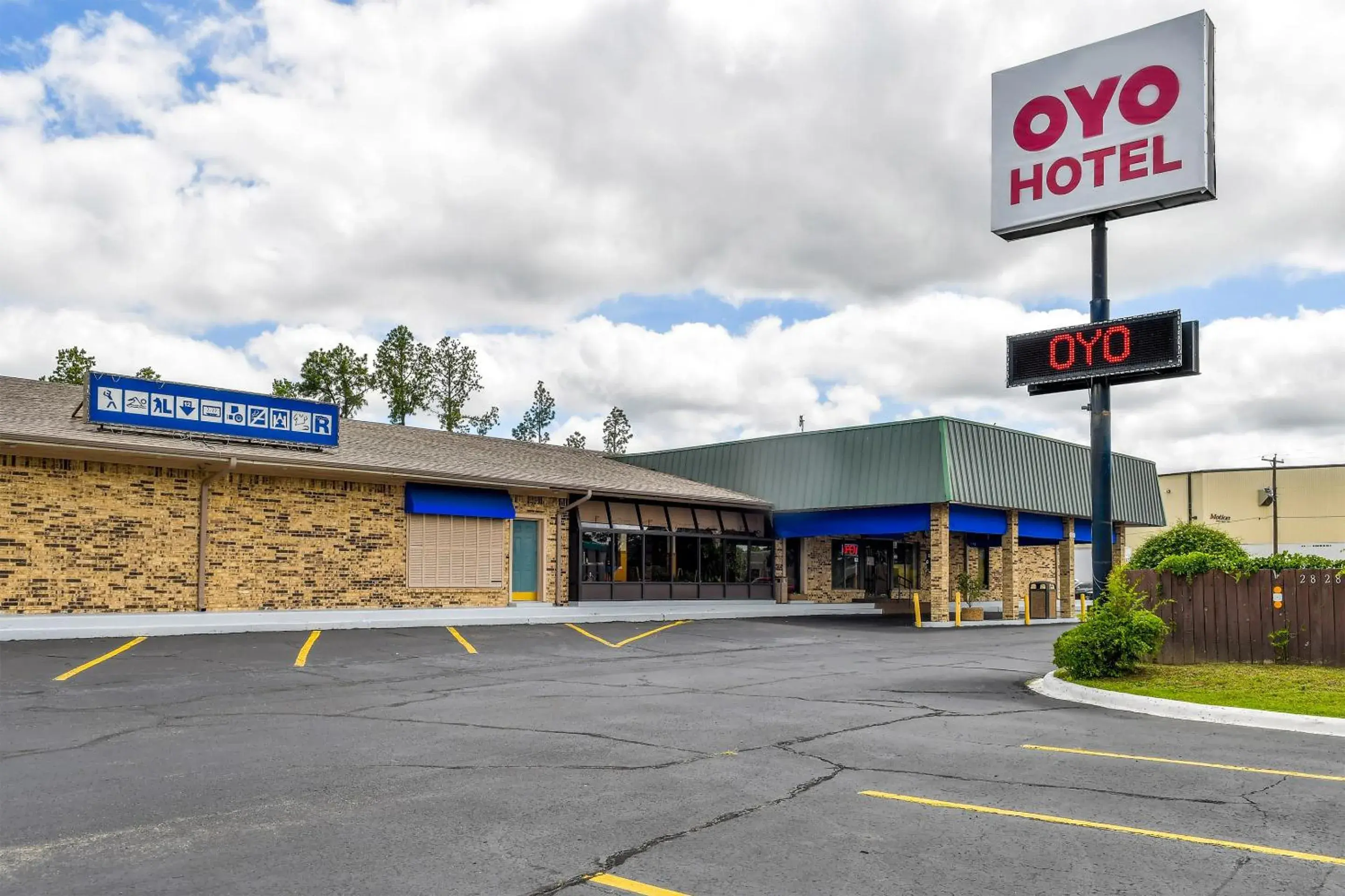 Facade/entrance in OYO Hotel Tyler Lindale Facade/entrance in OYO Hotel Tyler Lindale